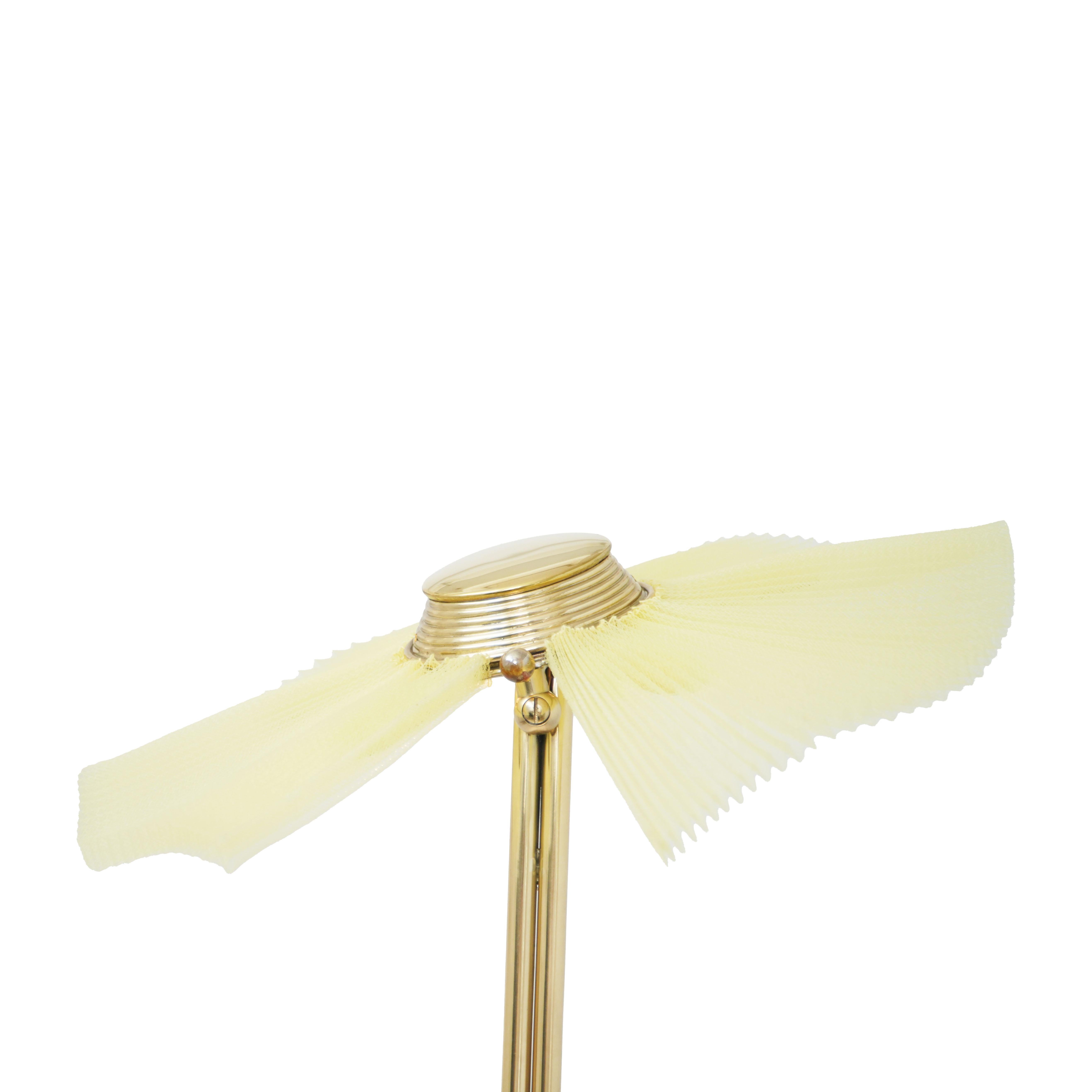 Lampe de dame sculptée Freevolle, abat-jour citron, corps en laiton Neuf - En vente à Pietrasanta, IT