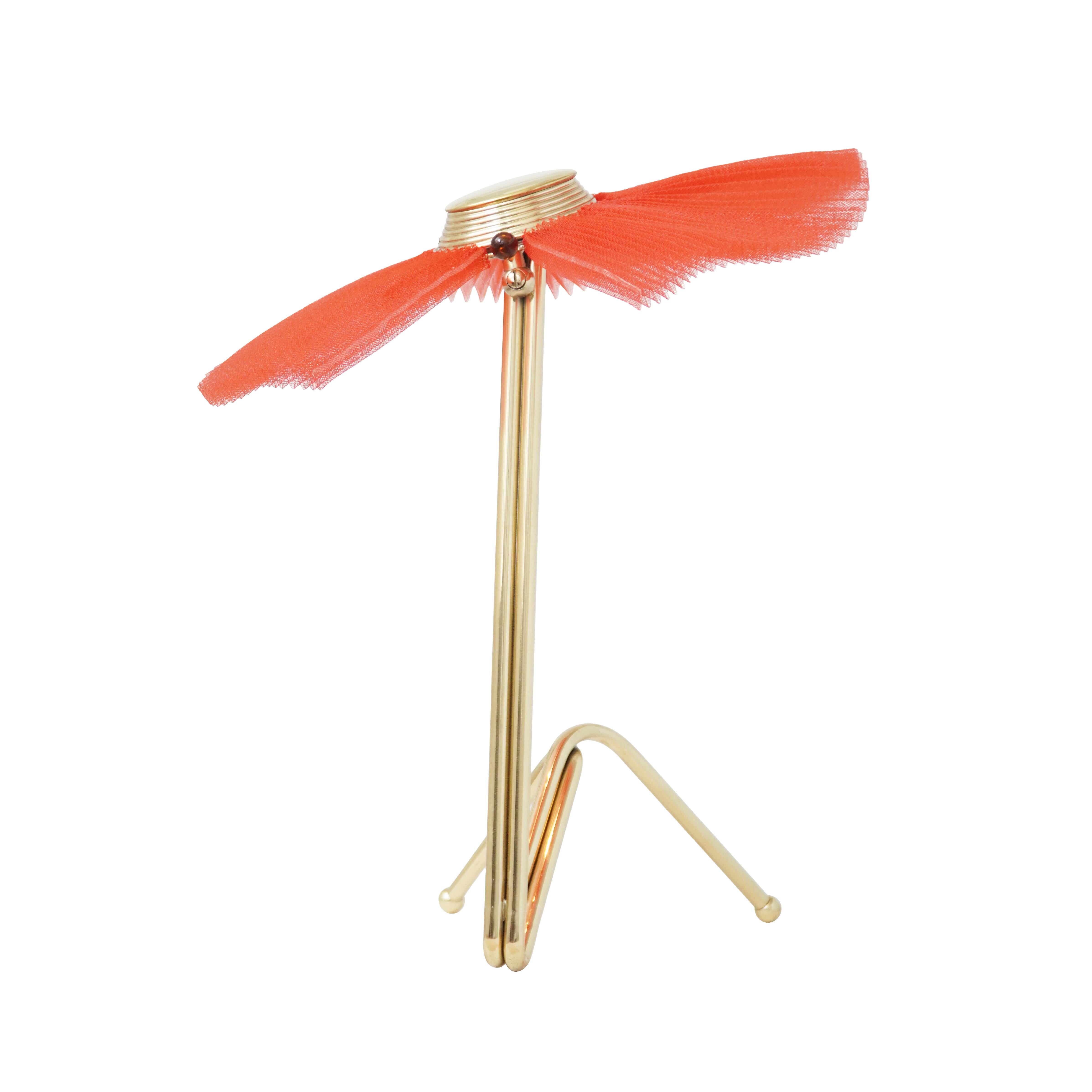 FREEVOLLE

Tournez et partez ! 
La lampe Freevolle Lady capture une élégance tranquille, avec ses courbes raffinées, sa silhouette délicate et aérienne, elle se déplace avec grâce - en trouvant l'équilibre parfait entre structure et