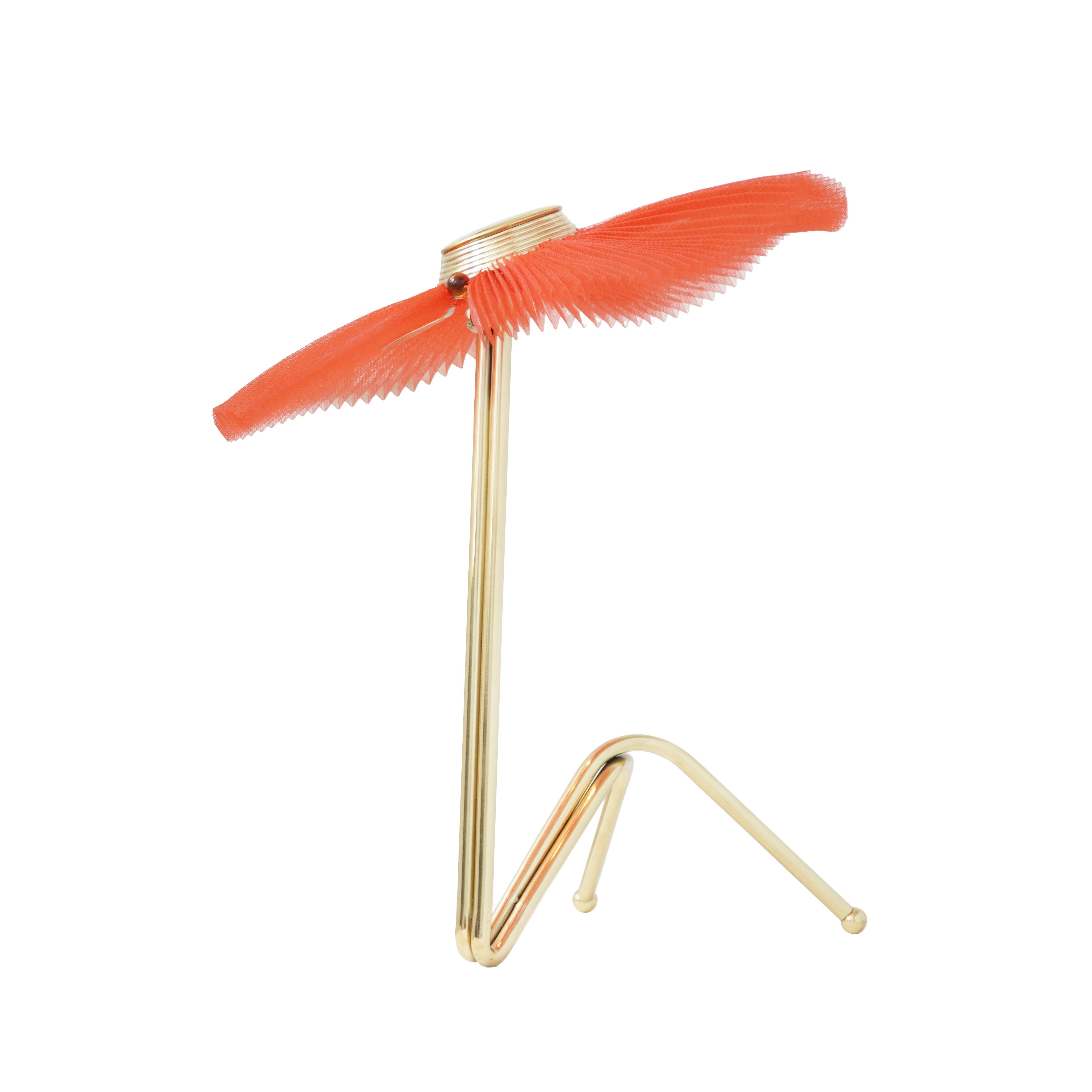 Moderne Lampe de dame sculptée Freevolle, abat-jour rouge, corps en laiton en vente