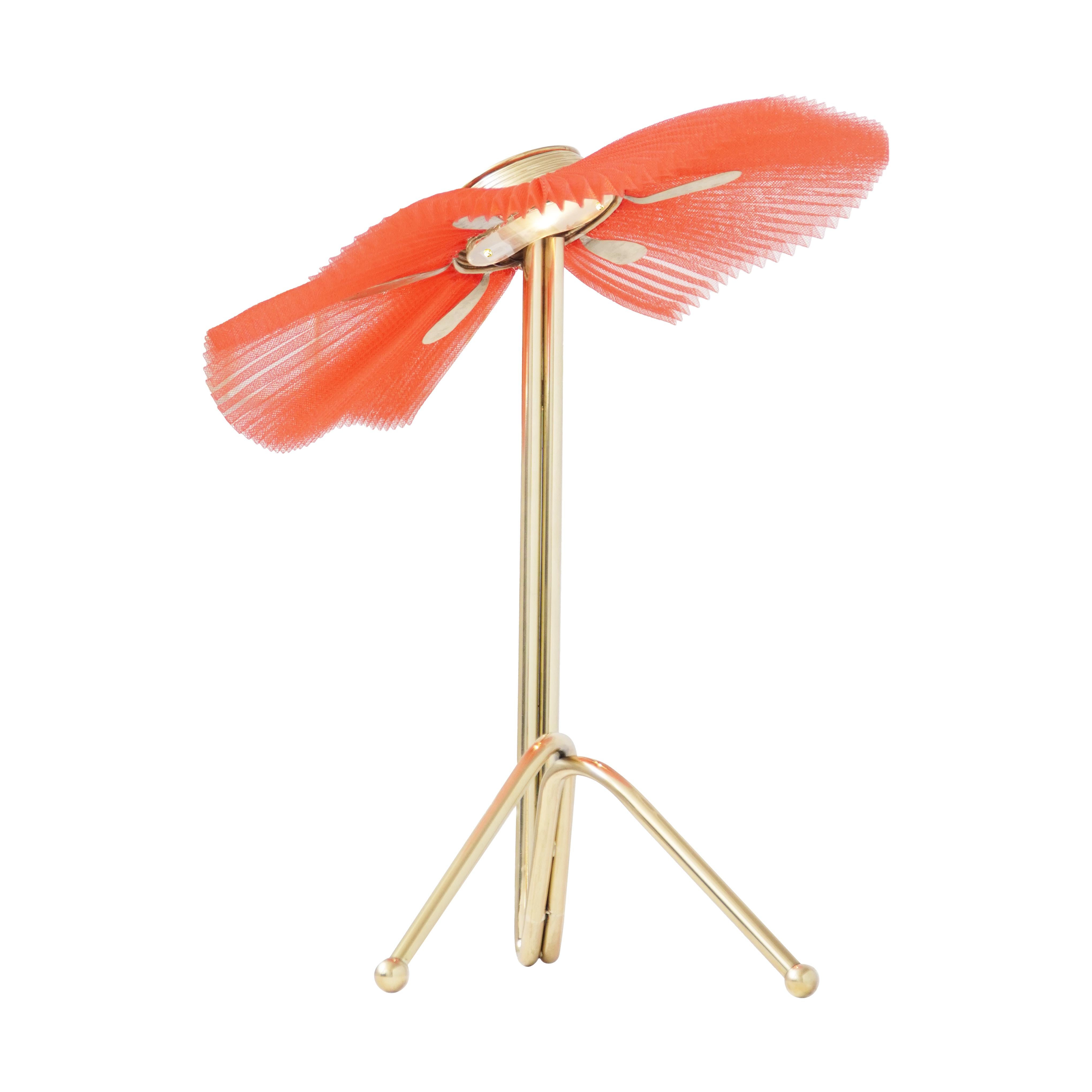 italien Lampe de dame sculptée Freevolle, abat-jour rouge, corps en laiton en vente