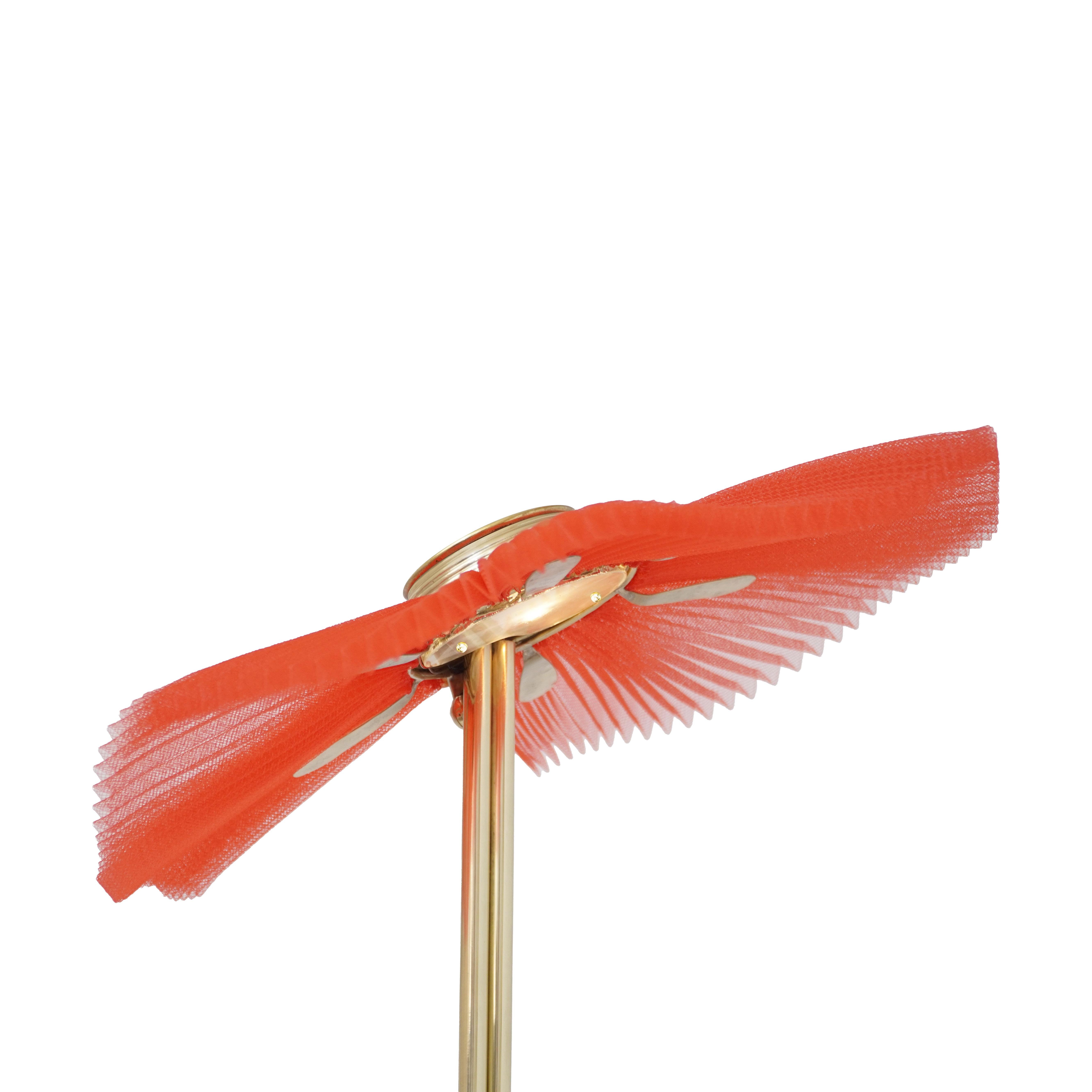 Pressé Lampe de dame sculptée Freevolle, abat-jour rouge, corps en laiton en vente