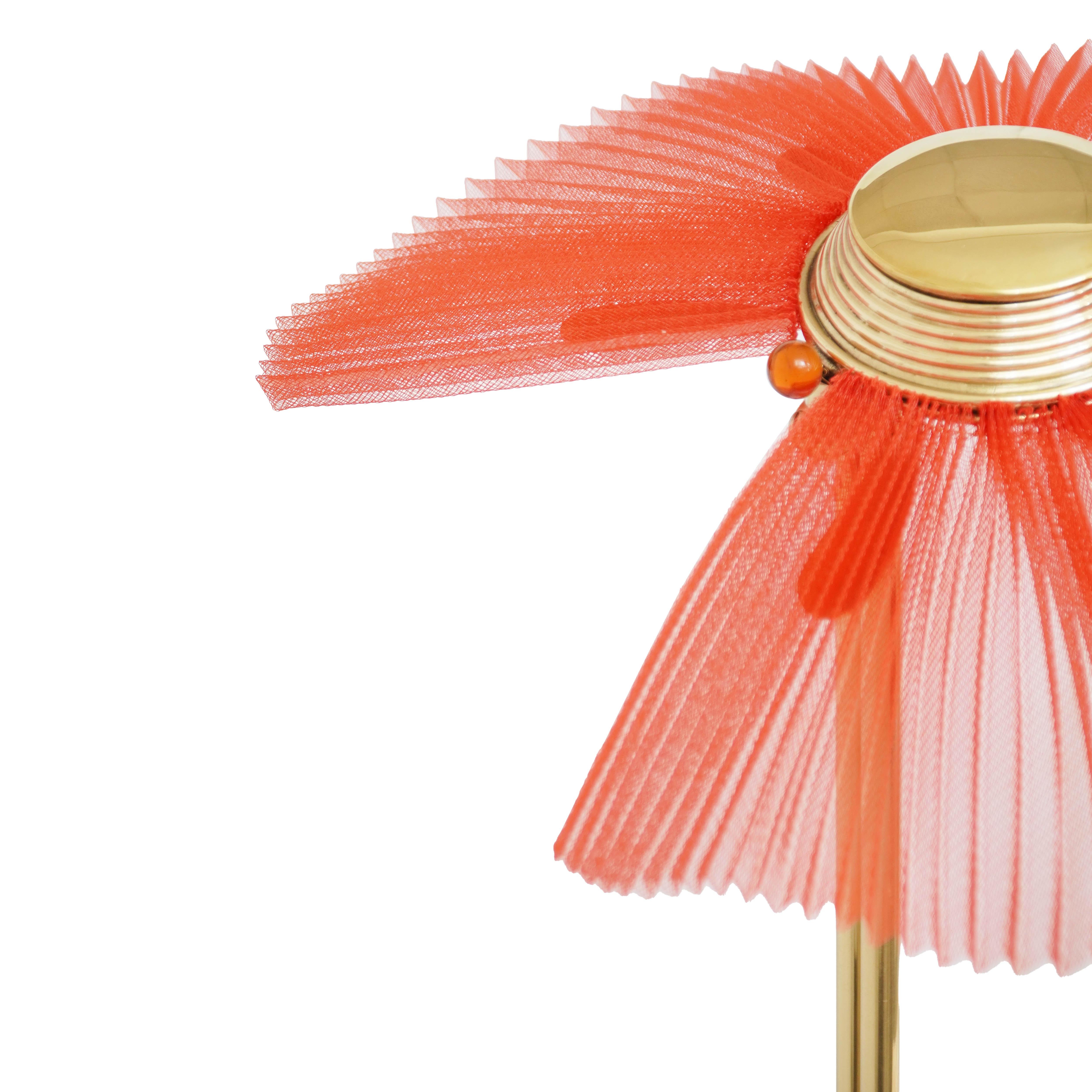 XXIe siècle et contemporain Lampe de dame sculptée Freevolle, abat-jour rouge, corps en laiton en vente
