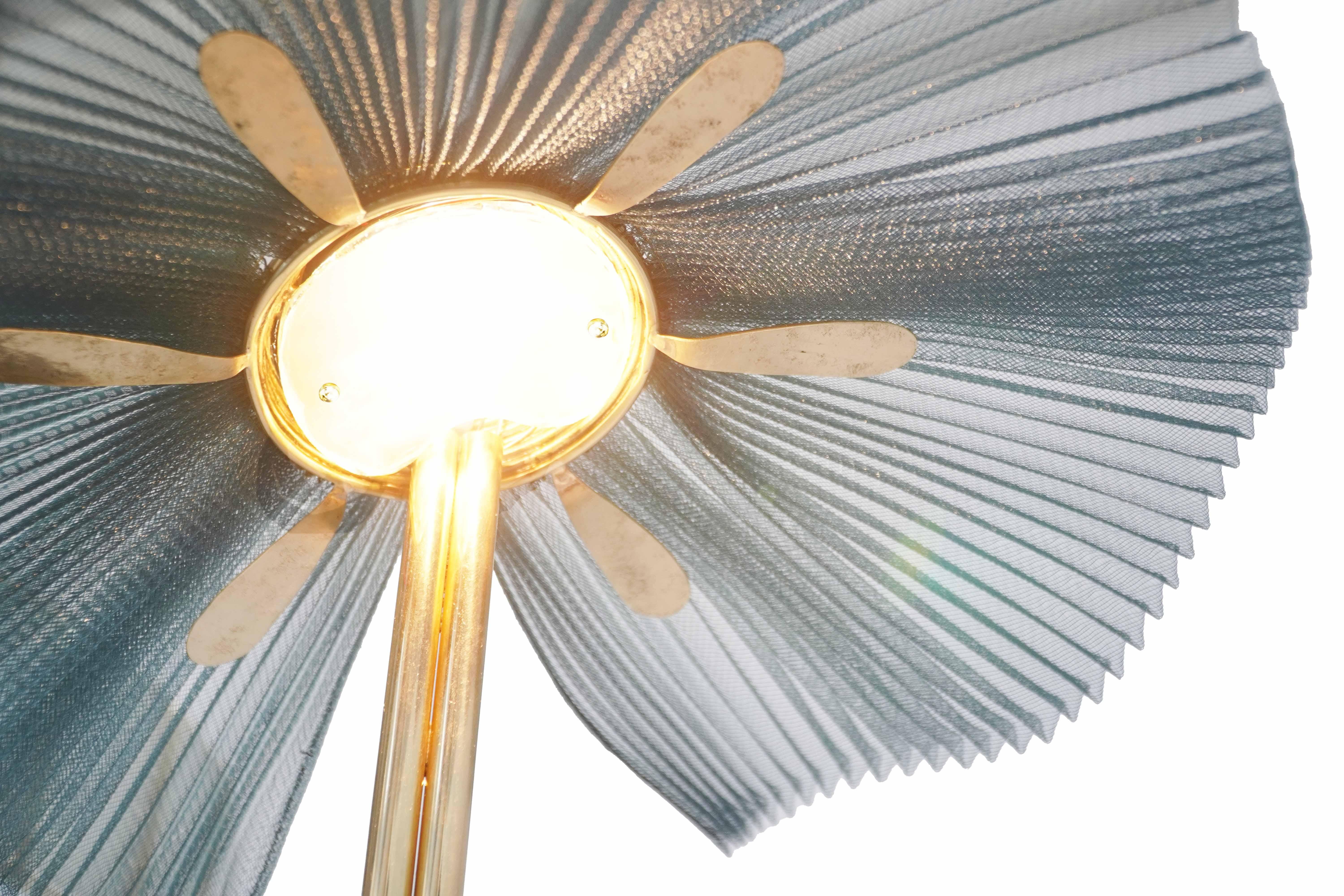 italien Lampe de dame sculptée Freevolle, abat-jour en forme d'arbre, corps en laiton en vente