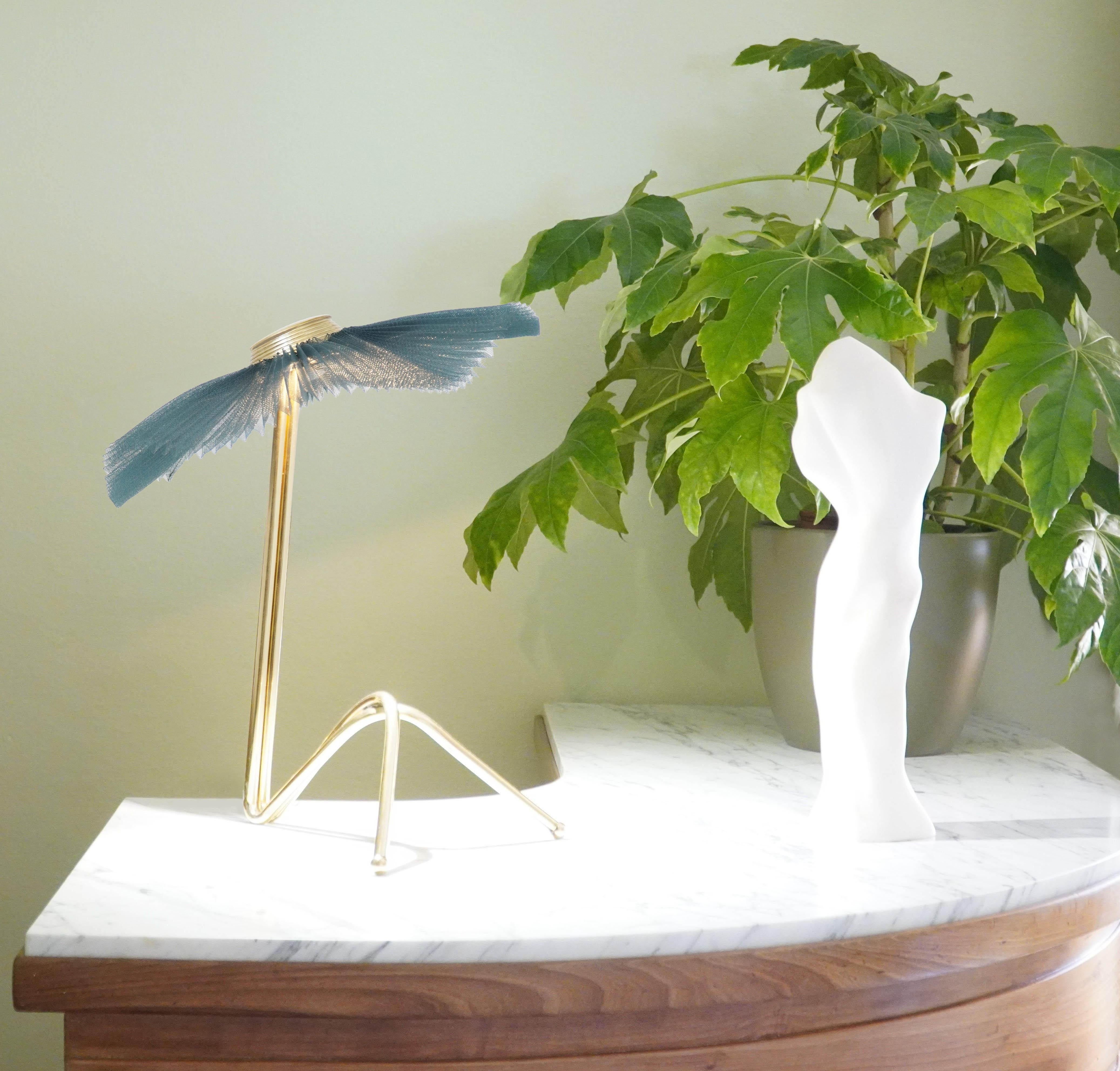 Lampe de dame sculptée Freevolle, abat-jour en forme d'arbre, corps en laiton en vente 1