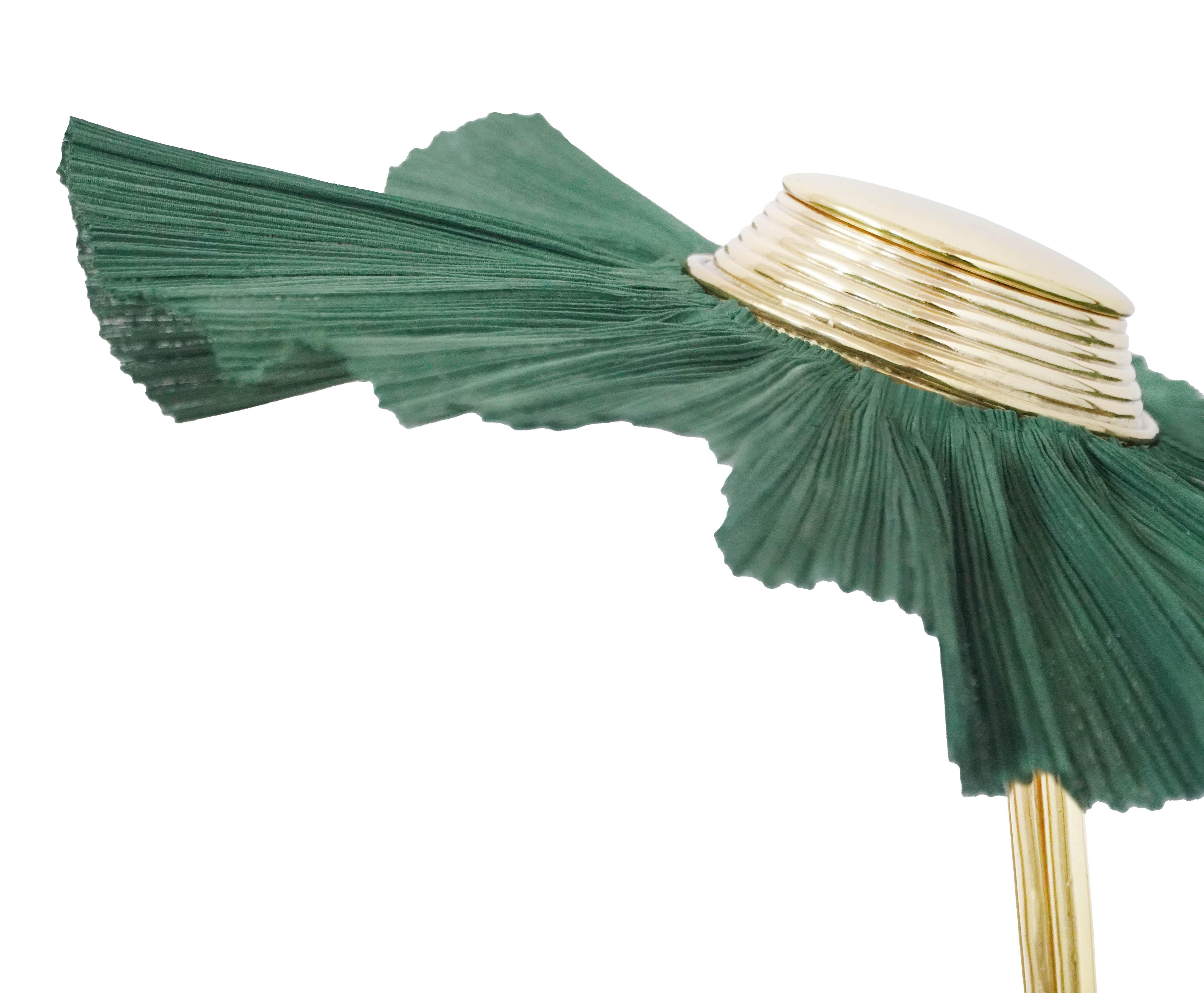 „Freevolle“-Skulptur-Tischlampe, Gehäuse aus gegossenem Messing, grüner, plissierter, handbemalter Schirm (Moderne) im Angebot