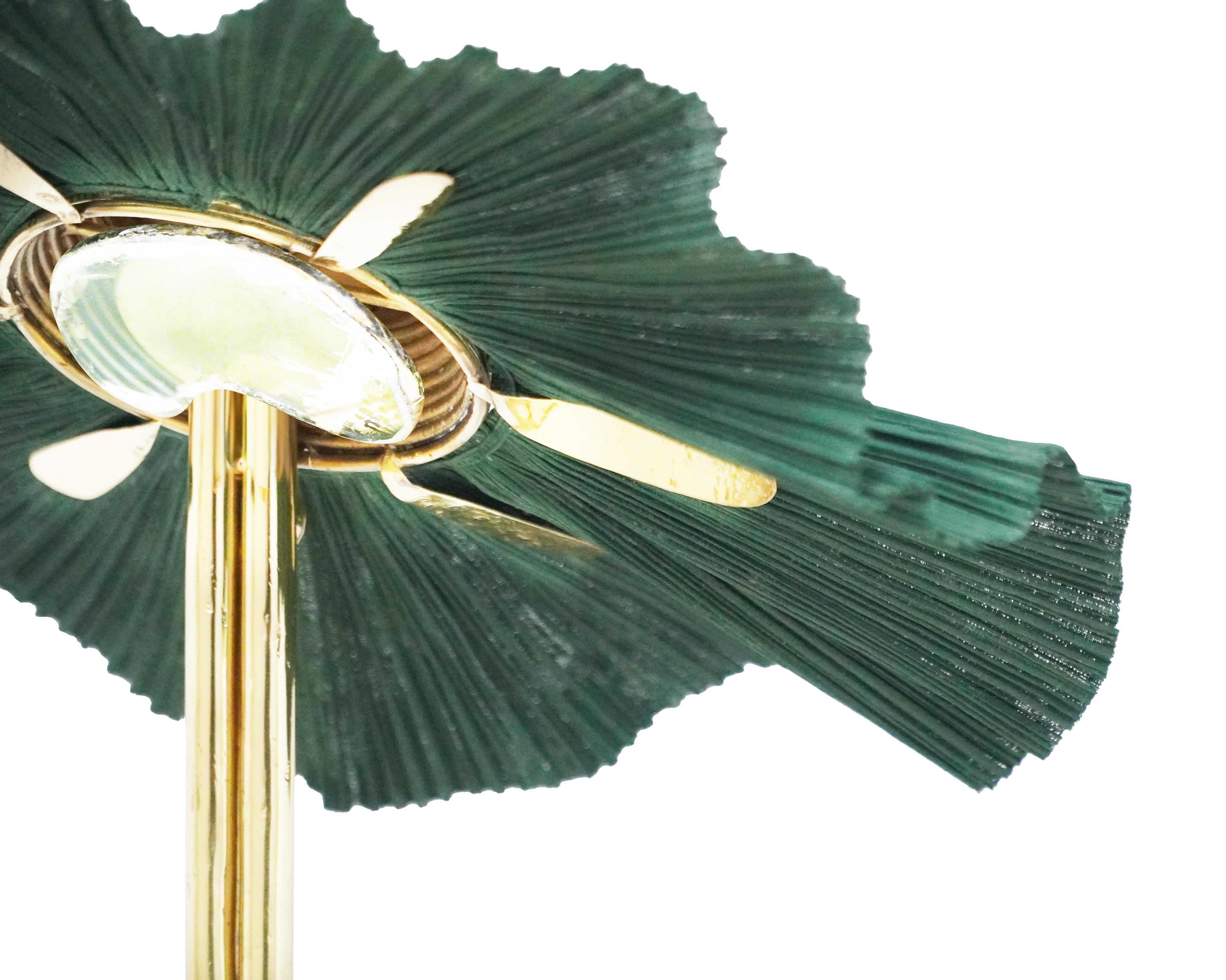 „Freevolle“-Skulptur-Tischlampe, Gehäuse aus gegossenem Messing, grüner, plissierter, handbemalter Schirm (Italienisch) im Angebot