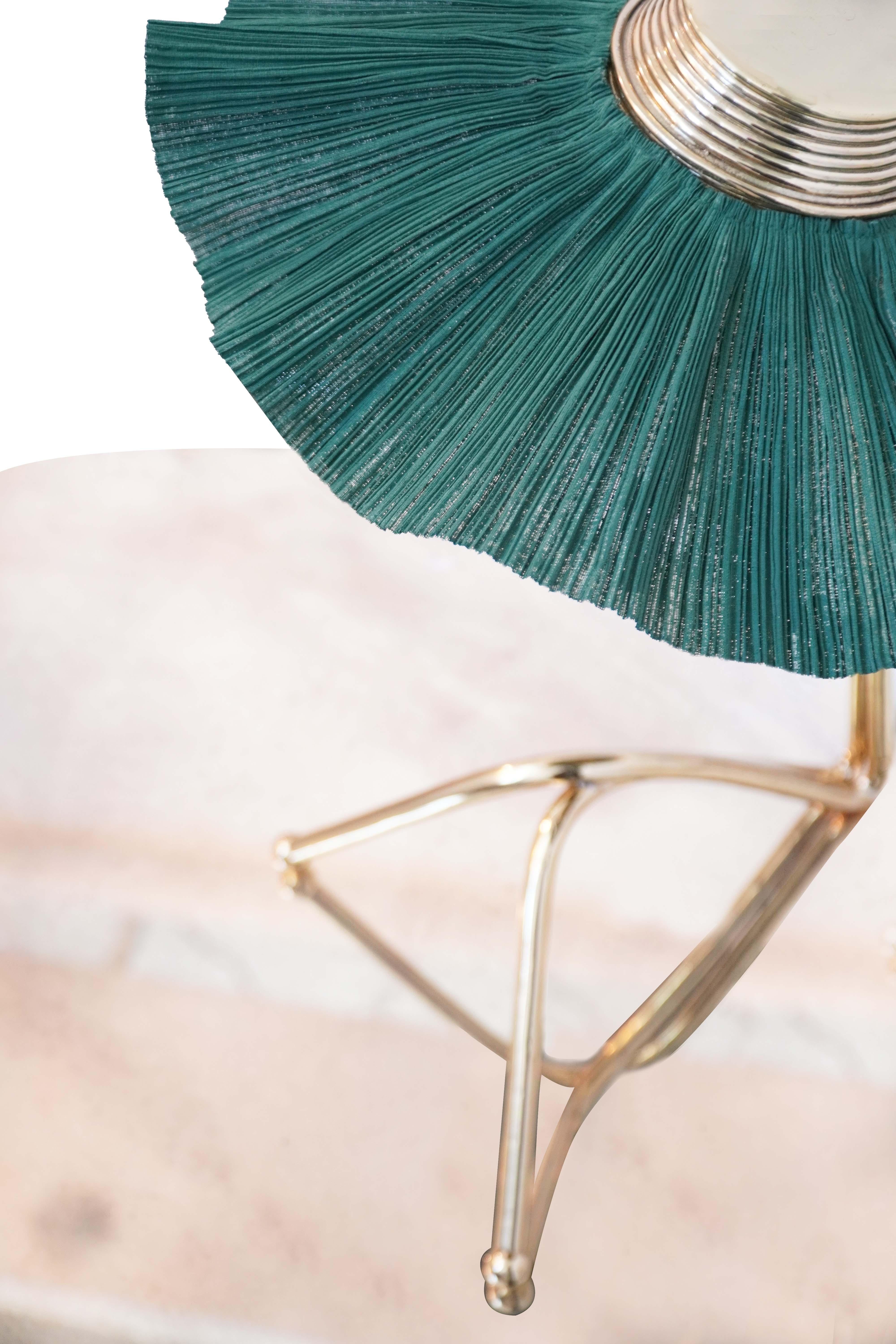 „Freevolle“-Skulptur-Tischlampe, Gehäuse aus gegossenem Messing, grüner, plissierter, handbemalter Schirm (Handbemalt) im Angebot