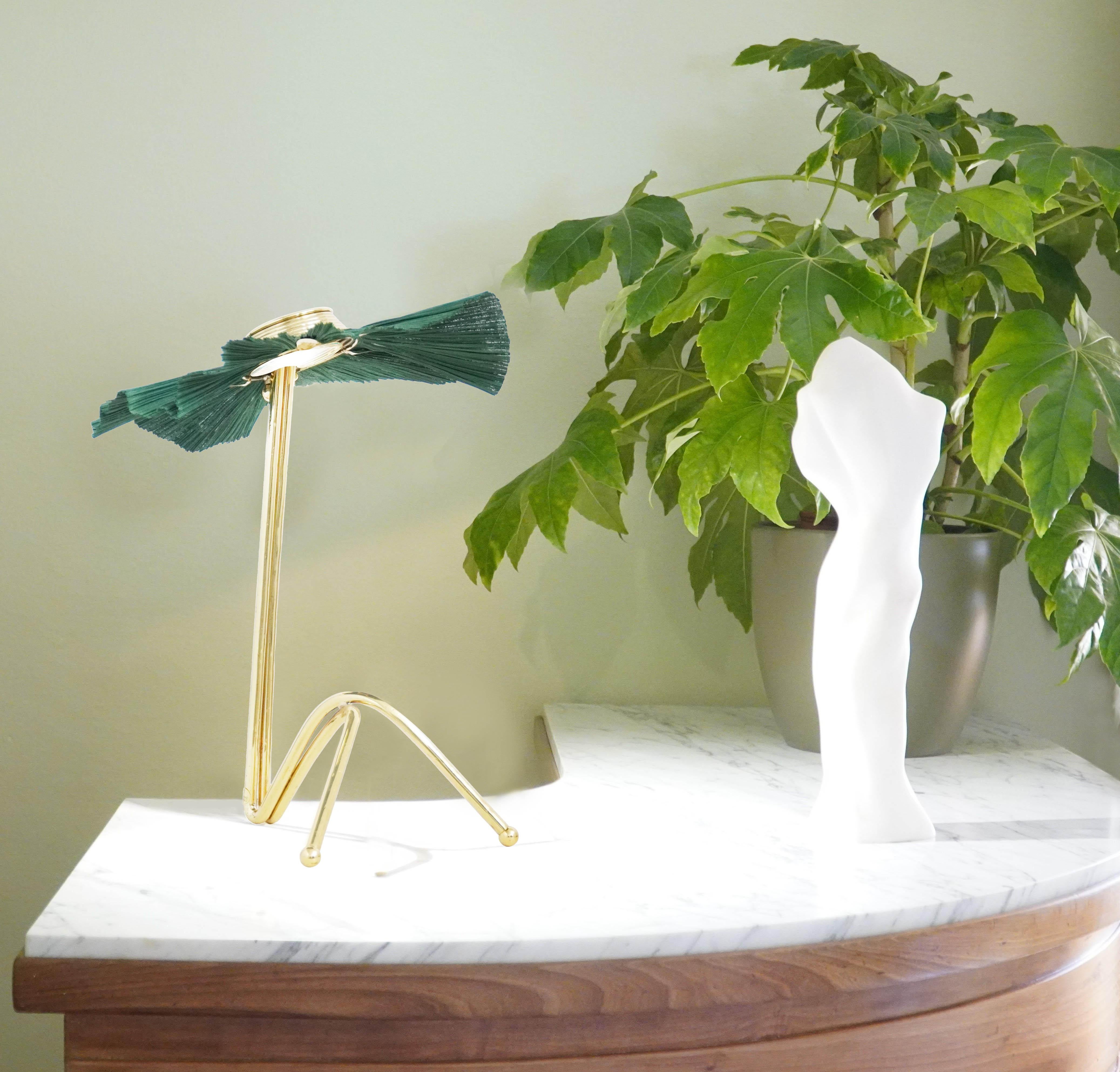 „Freevolle“-Skulptur-Tischlampe, Gehäuse aus gegossenem Messing, grüner, plissierter, handbemalter Schirm (21. Jahrhundert und zeitgenössisch) im Angebot