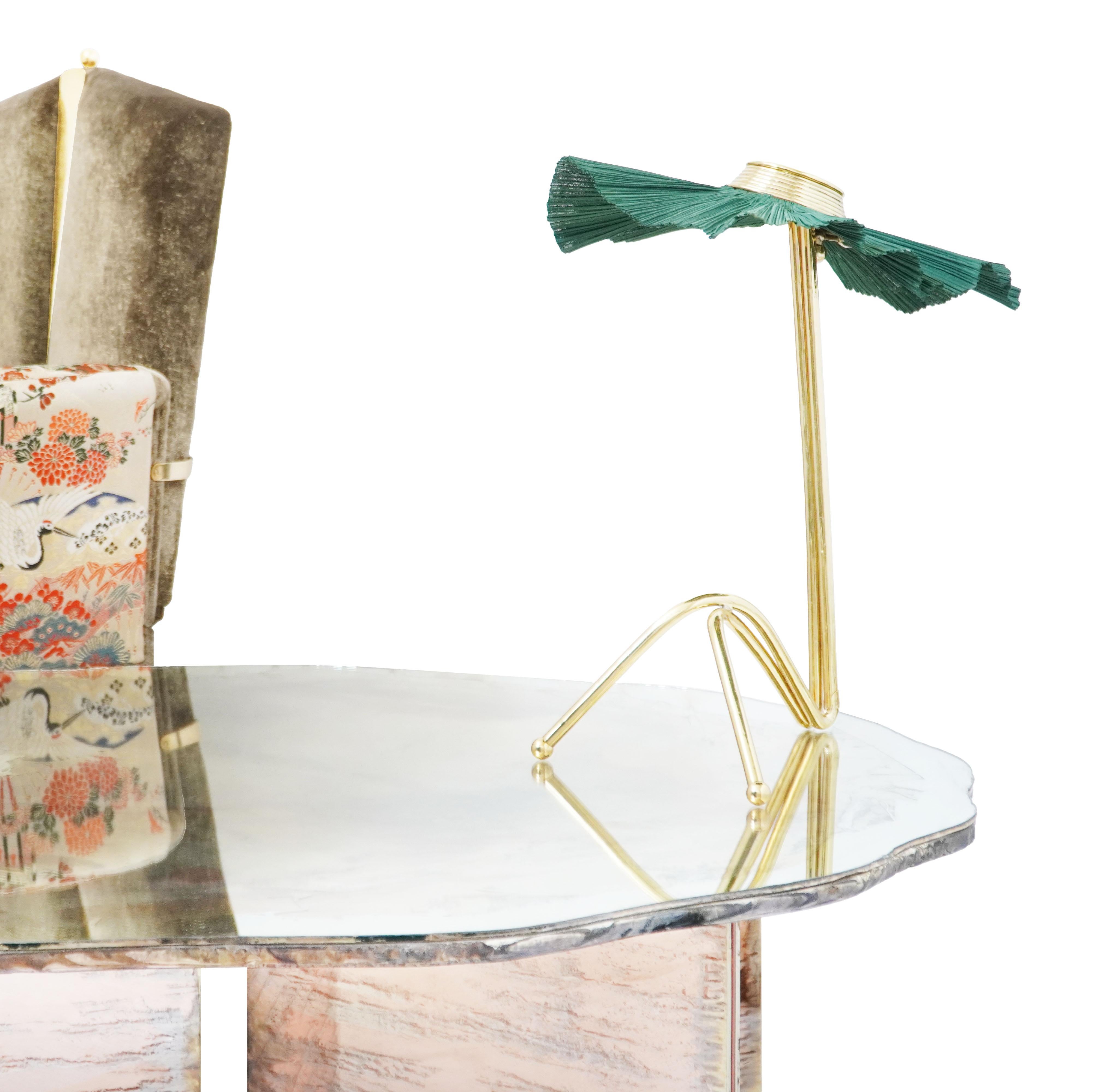 „Freevolle“-Skulptur-Tischlampe, Gehäuse aus gegossenem Messing, grüner, plissierter, handbemalter Schirm im Angebot 1