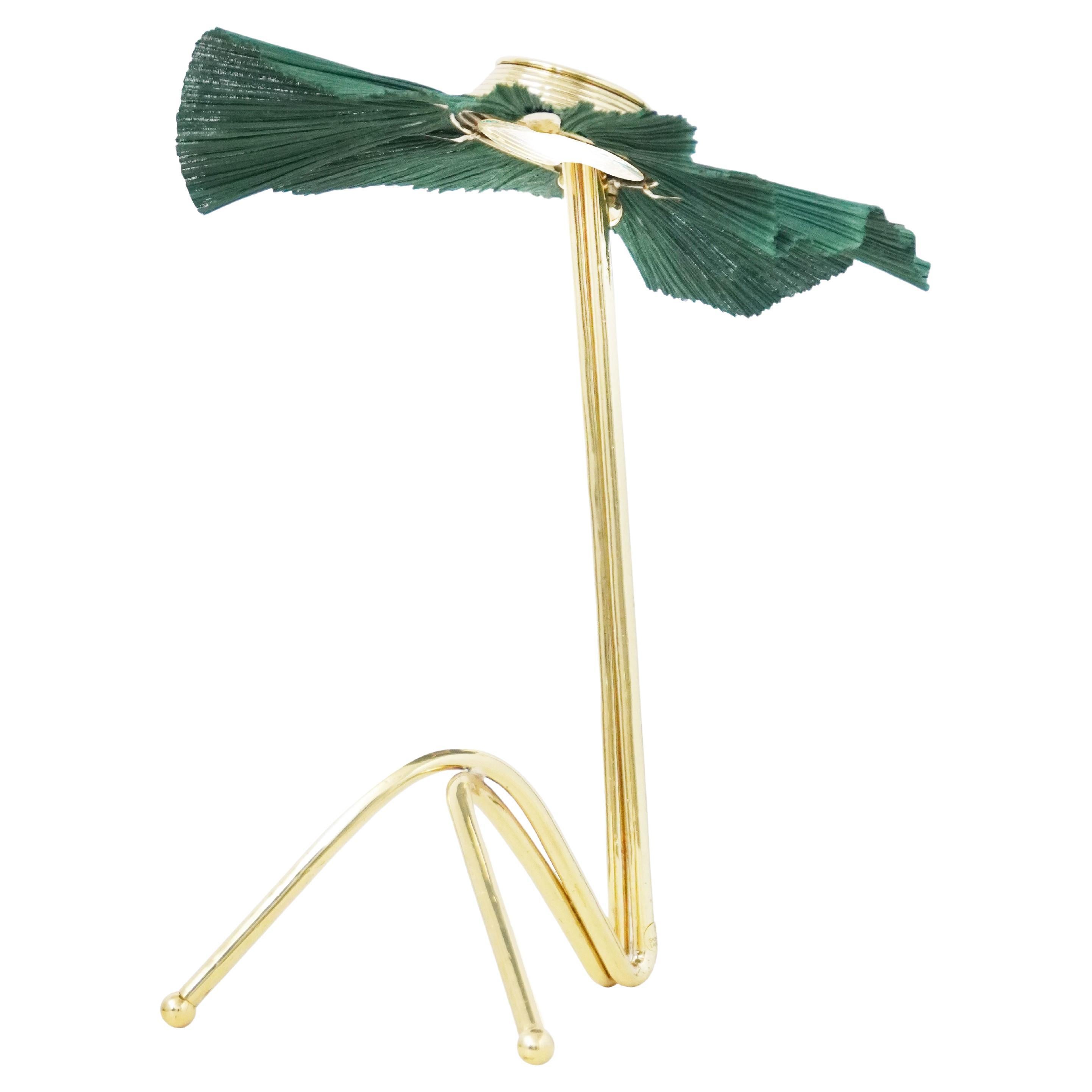 „Freevolle“-Skulptur-Tischlampe, Gehäuse aus gegossenem Messing, grüner, plissierter, handbemalter Schirm im Angebot