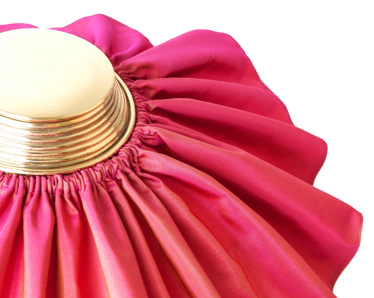 „Freevolle“-Skulptur-Tischlampe, Gehäuse aus gegossenem Messing, rosa Taftrock (Moderne) im Angebot