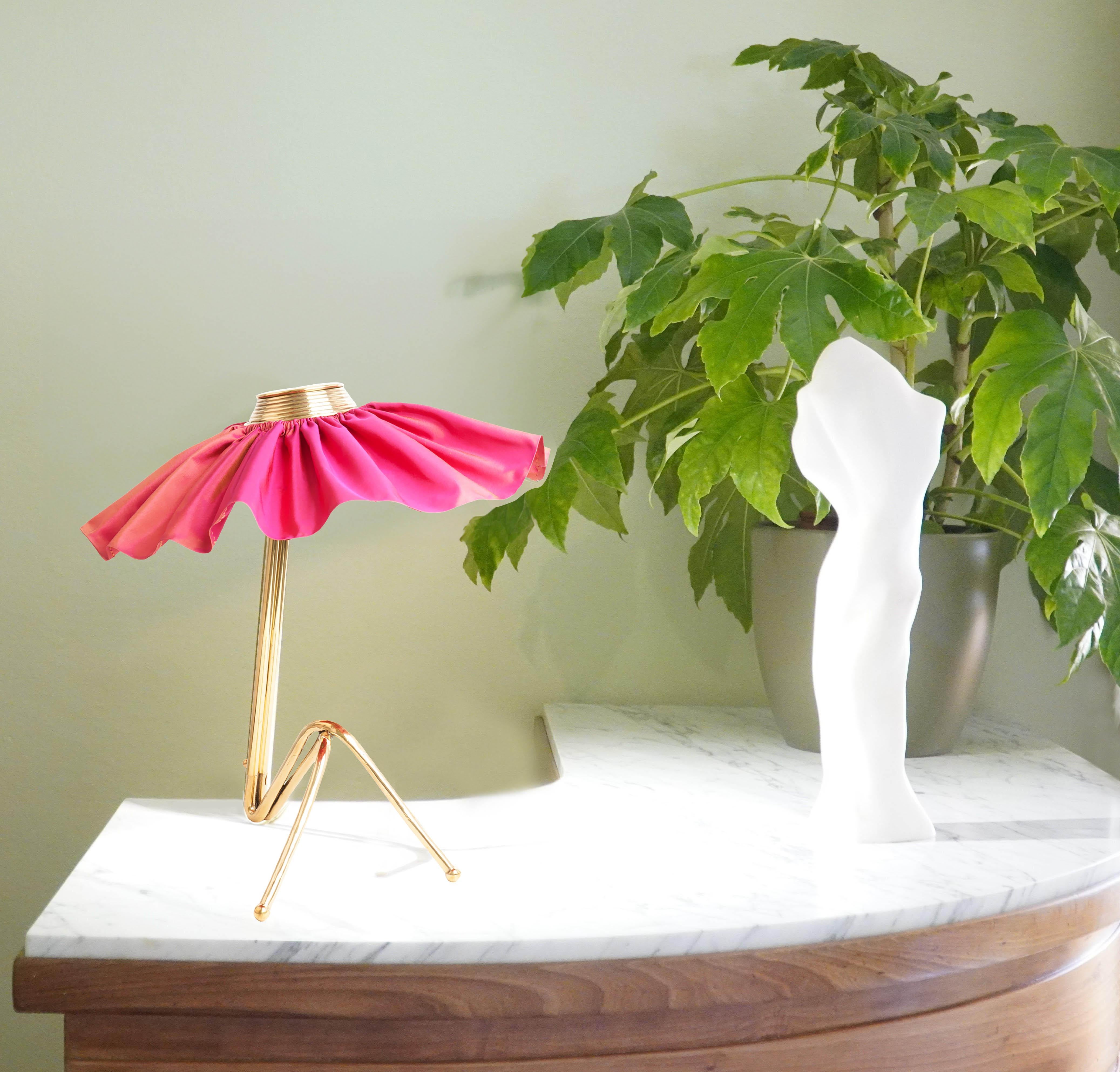 „Freevolle“-Skulptur-Tischlampe, Gehäuse aus gegossenem Messing, rosa Taftrock im Angebot 1