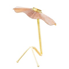 Freivolle Skulptur Feminine Tischlampe, Messing, raffiafarbenes, versilbertes Glas