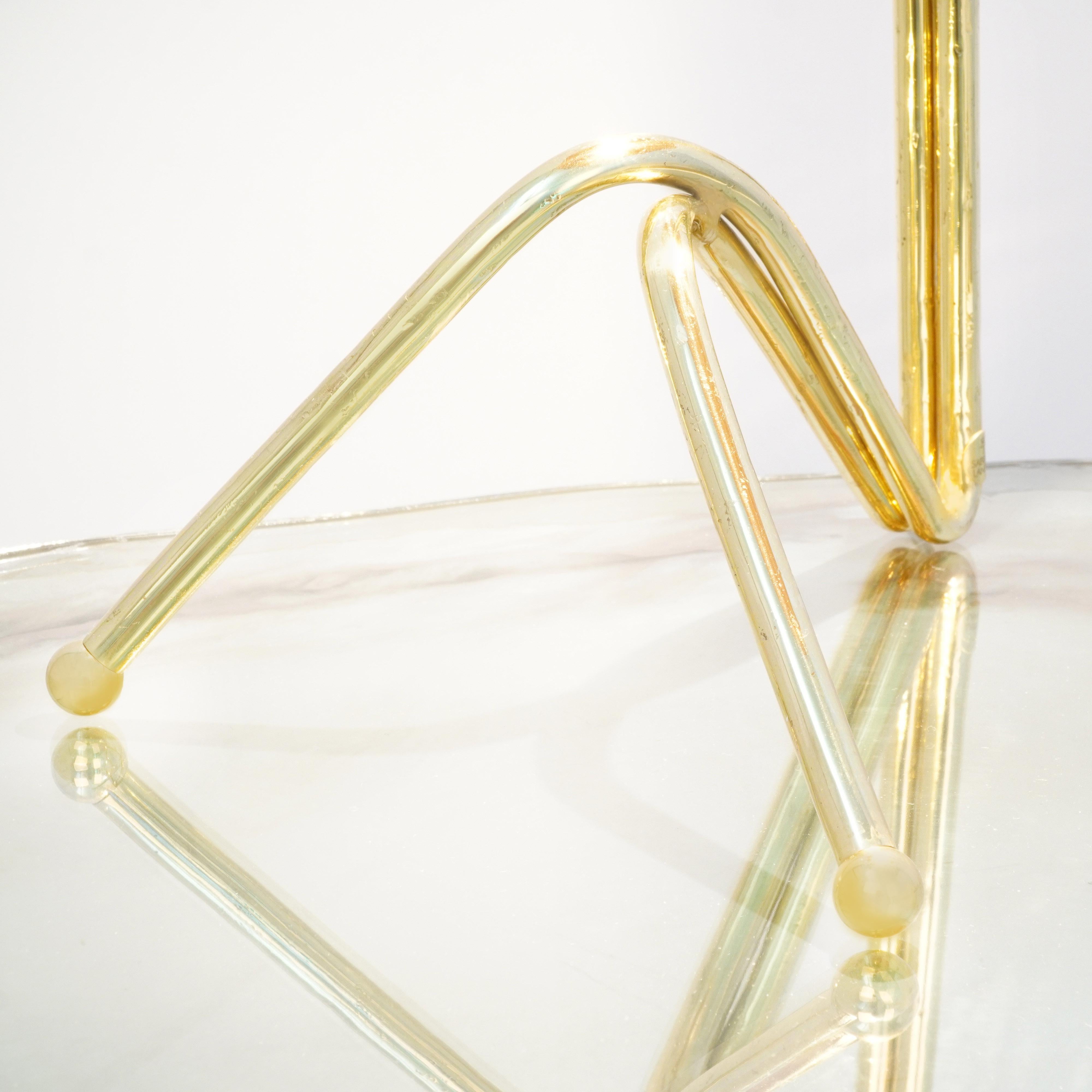 Freivolle Skulptur Feminine Tischlampe, Messing, raffiafarbenes, versilbertes Glas im Zustand „Neu“ im Angebot in Pietrasanta, IT