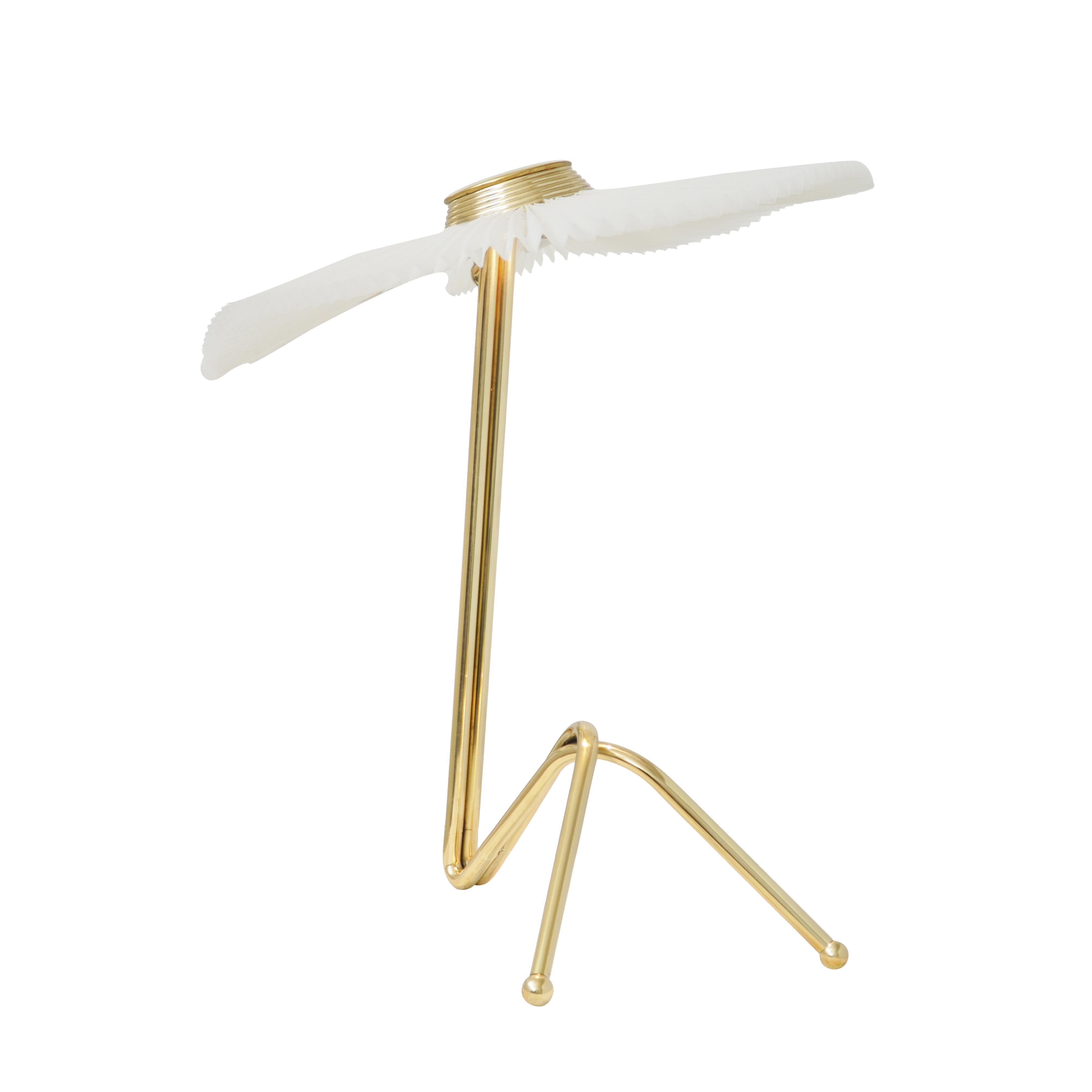 FREEVOLLE

Gira e vai! 
La lampada Freevolle Lady cattura un'eleganza tranquilla, con le sue curve raffinate, la sua silhouette delicata e ariosa, si muove con grazia, trovando il perfetto equilibrio tra struttura e libertà.
L'intramontabile