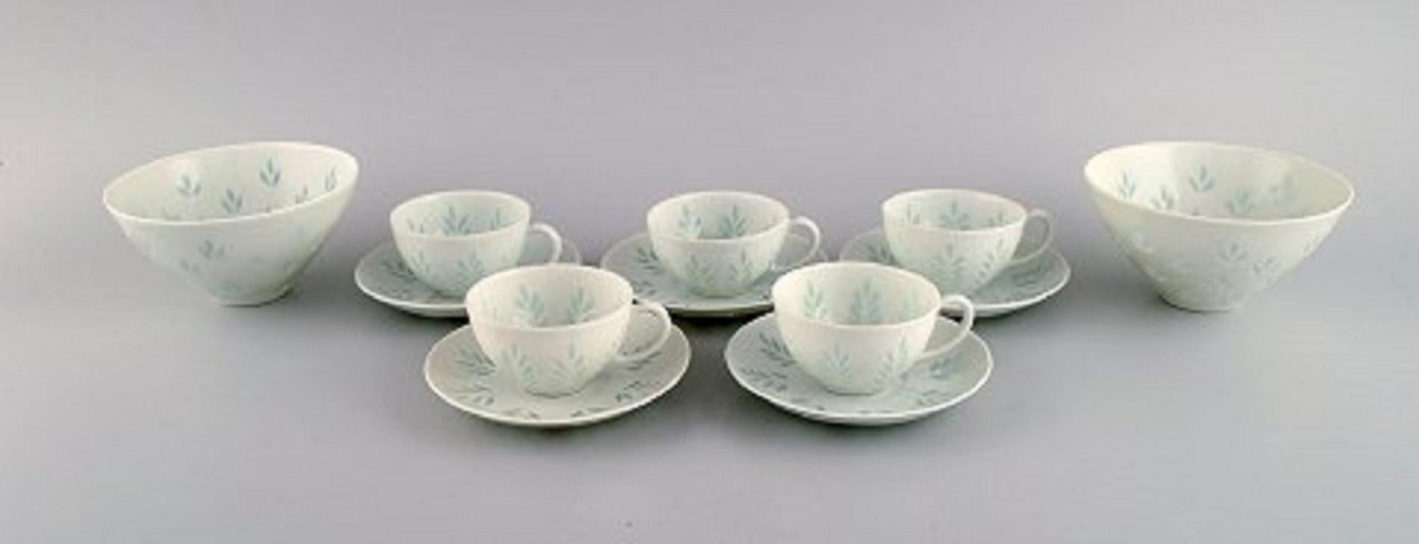 Freidl Holzer Kjellberg for Arabia. Five coffee cups with saucers and two bowls in rice porcelain. Mid-20th century.
The cup measures: 6.8 x 4 cm.
Saucer diameter: 11 cm.
The bowl measures: 12 x 6 cm.
In excellent condition.
Stamped.