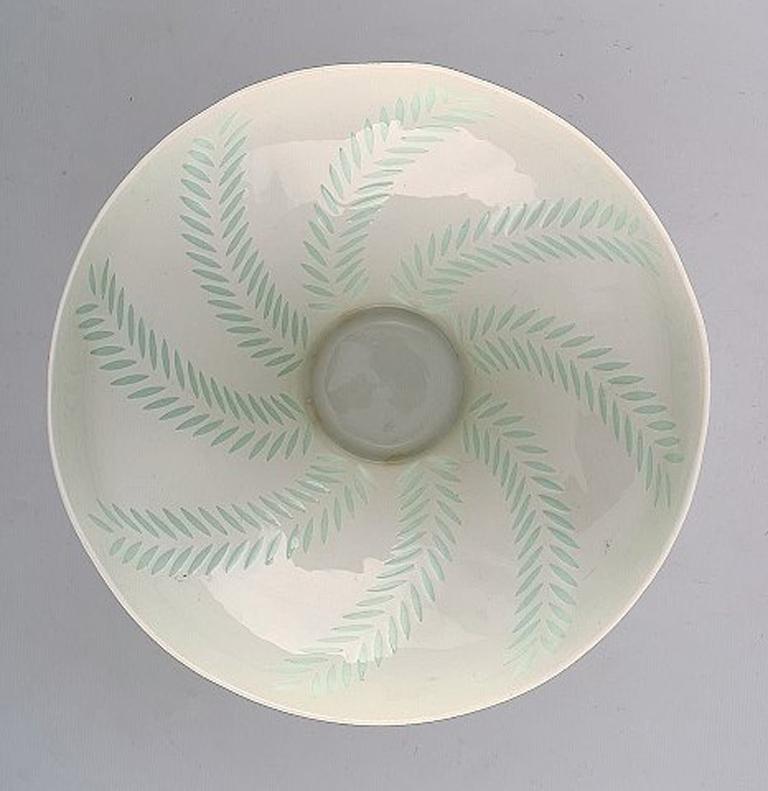 Freidl Holzer Kjellberg for Arabia. Large bowl in rice porcelain. Dated 1946.
In very good condition.
Measures: 21 x 10.5 cm.
Stamped and dated.