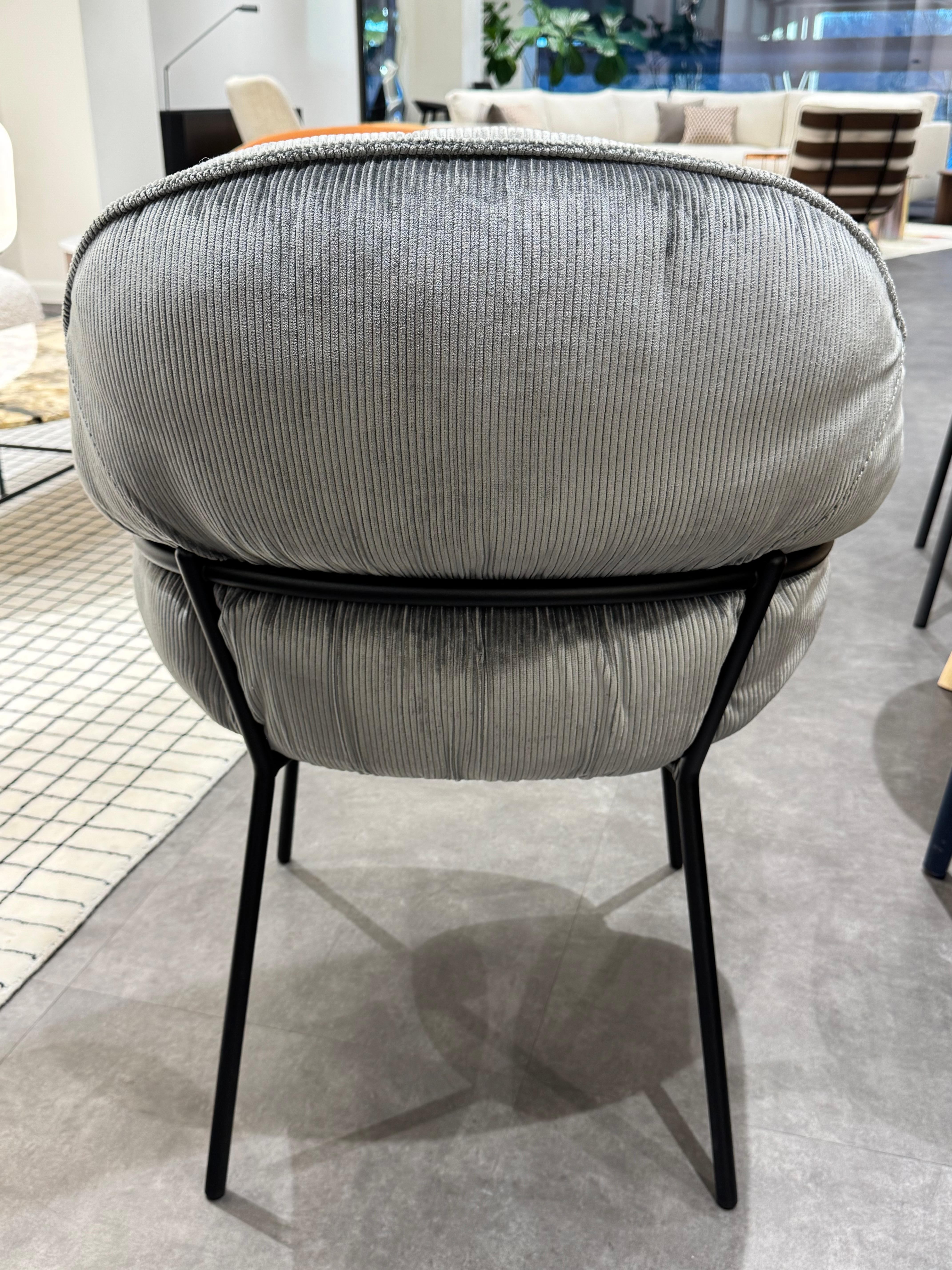 Sillón Marie

VERSION: Uni
PORTADA INTERIOR:
Tejido Riga M1 Aluminio 21
CUBRE EL EXTERIOR:
Tejido Riga M1 Aluminio 21
MARCO:
Estructura de acero de 4 patas Sillón Marie negro profundo ME001
GLIDERS:
Plástico


Bienvenida a Marie
El último modelo de