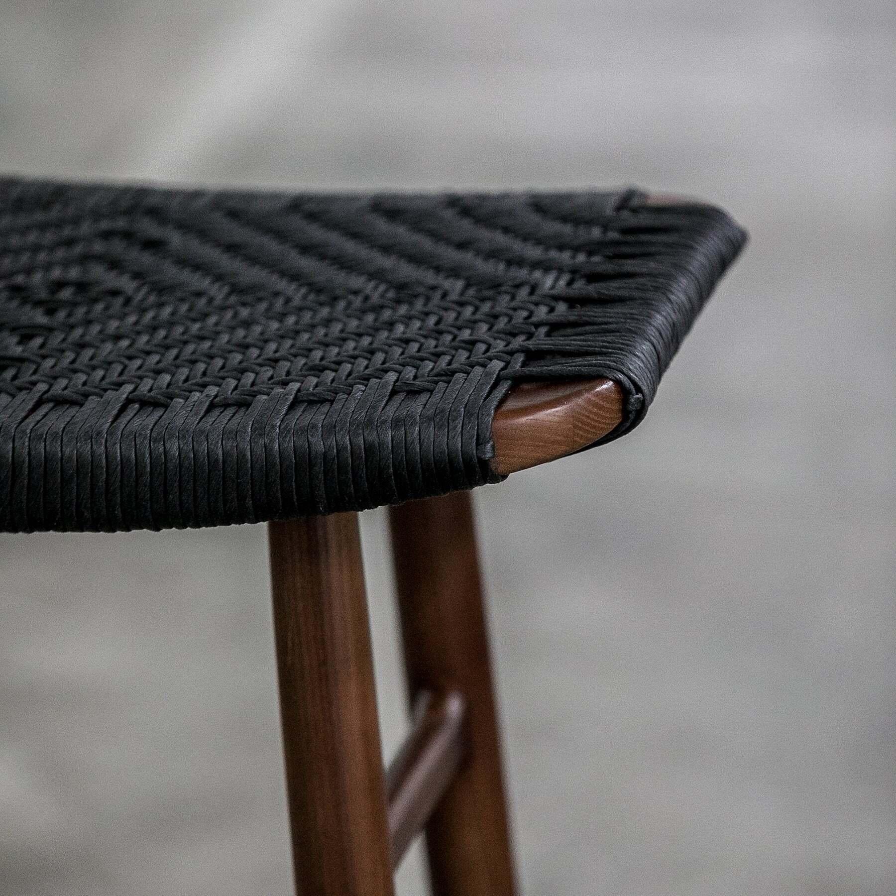 Freja est une collection de tabourets et de bancs née de la volonté de créer des meubles sculpturaux présentant l'attrait visuel apaisant des traditions de fabrication de meubles scandinaves et un mode d'expression japonais. Les principes