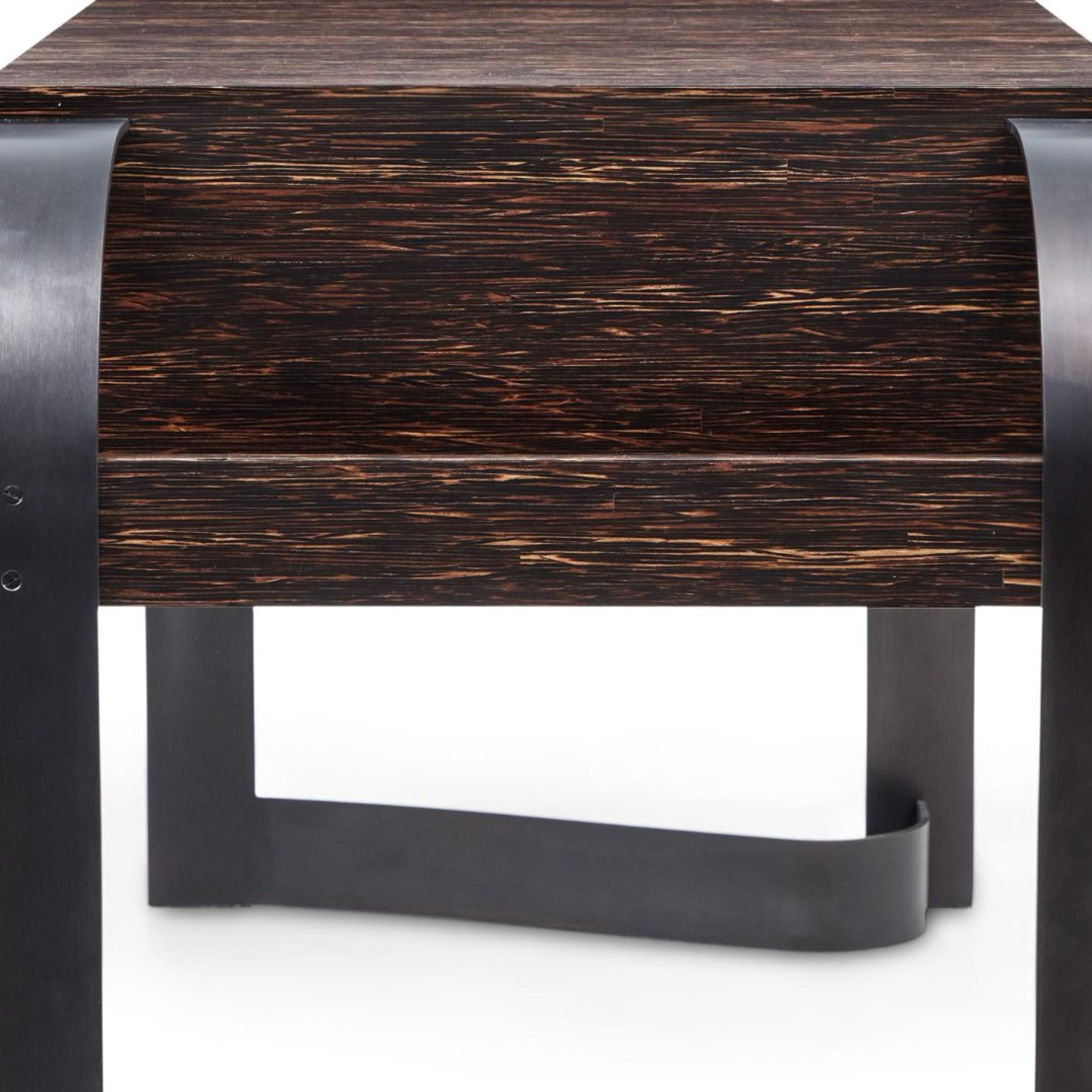 Scrivania 'Frejus' in legno e acciaio nello stile di Eugene Printz

Realizzato a Los Angeles nel laboratorio del noto designer e antiquario francese Denis de le Mesiere, che rende meticolosamente omaggio al lavoro di noti designer francesi grazie