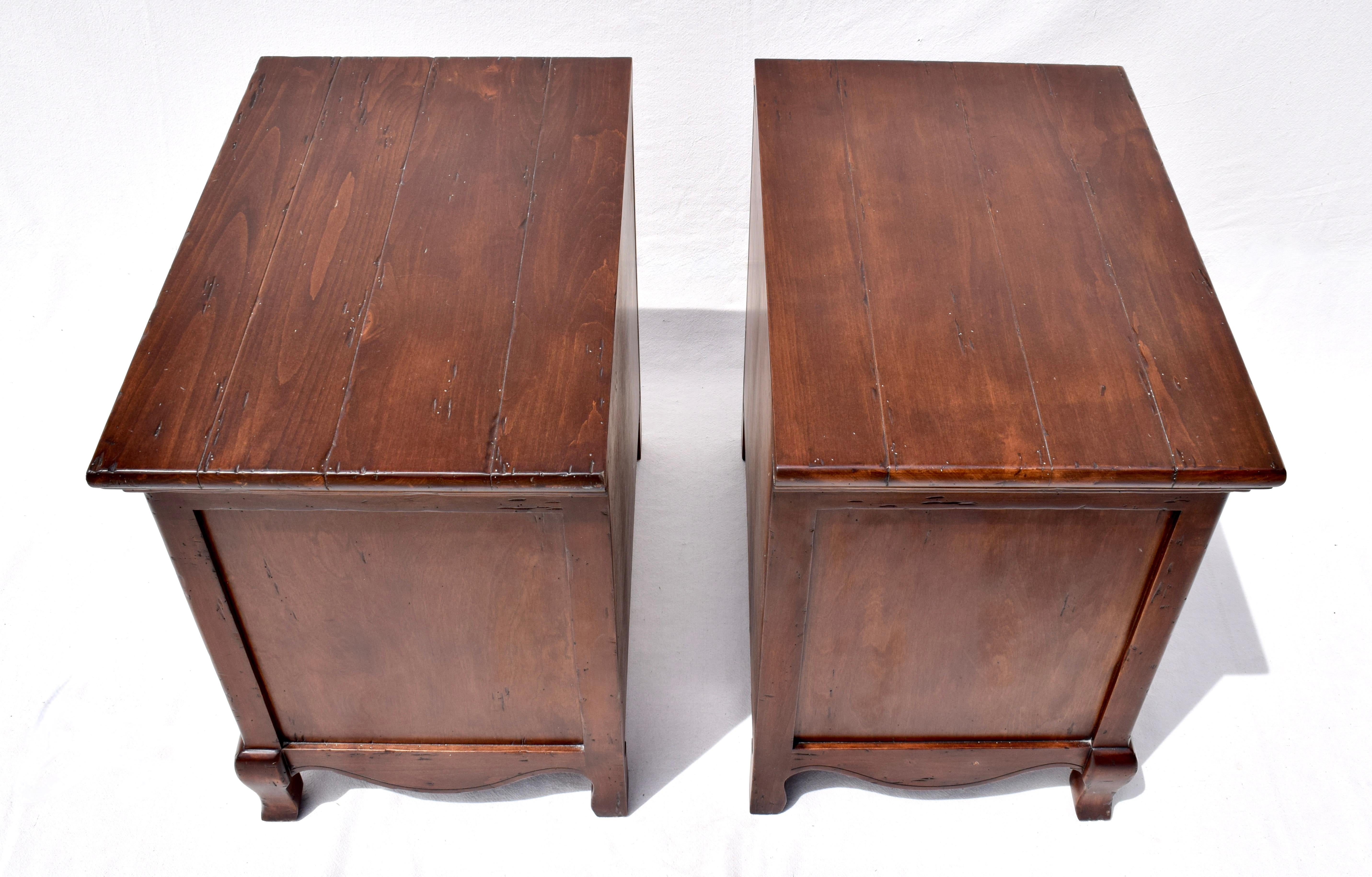 Fremarc Designs Chateau Nightstands With Pull-Out Shelf, Pair In Good Condition In Southampton, NJ