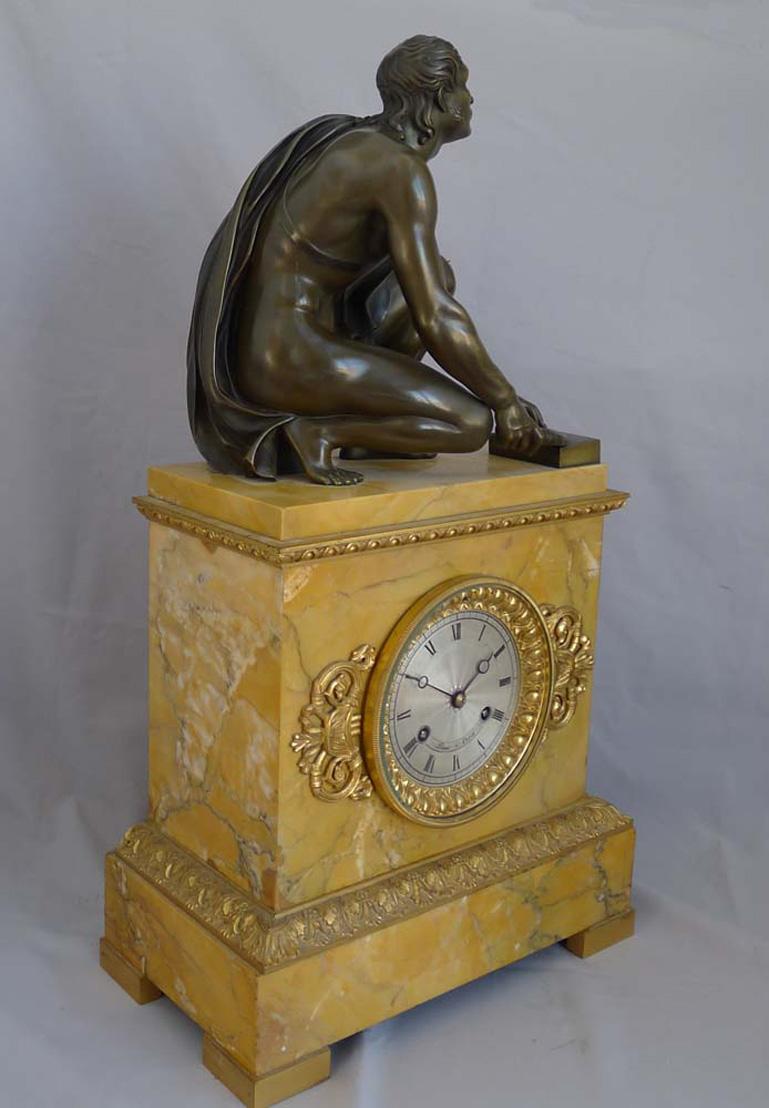 Frenc Marble Clock with Patinated Bronze Grand Tour Sculpture of the Arrotino In Good Condition For Sale In London, GB