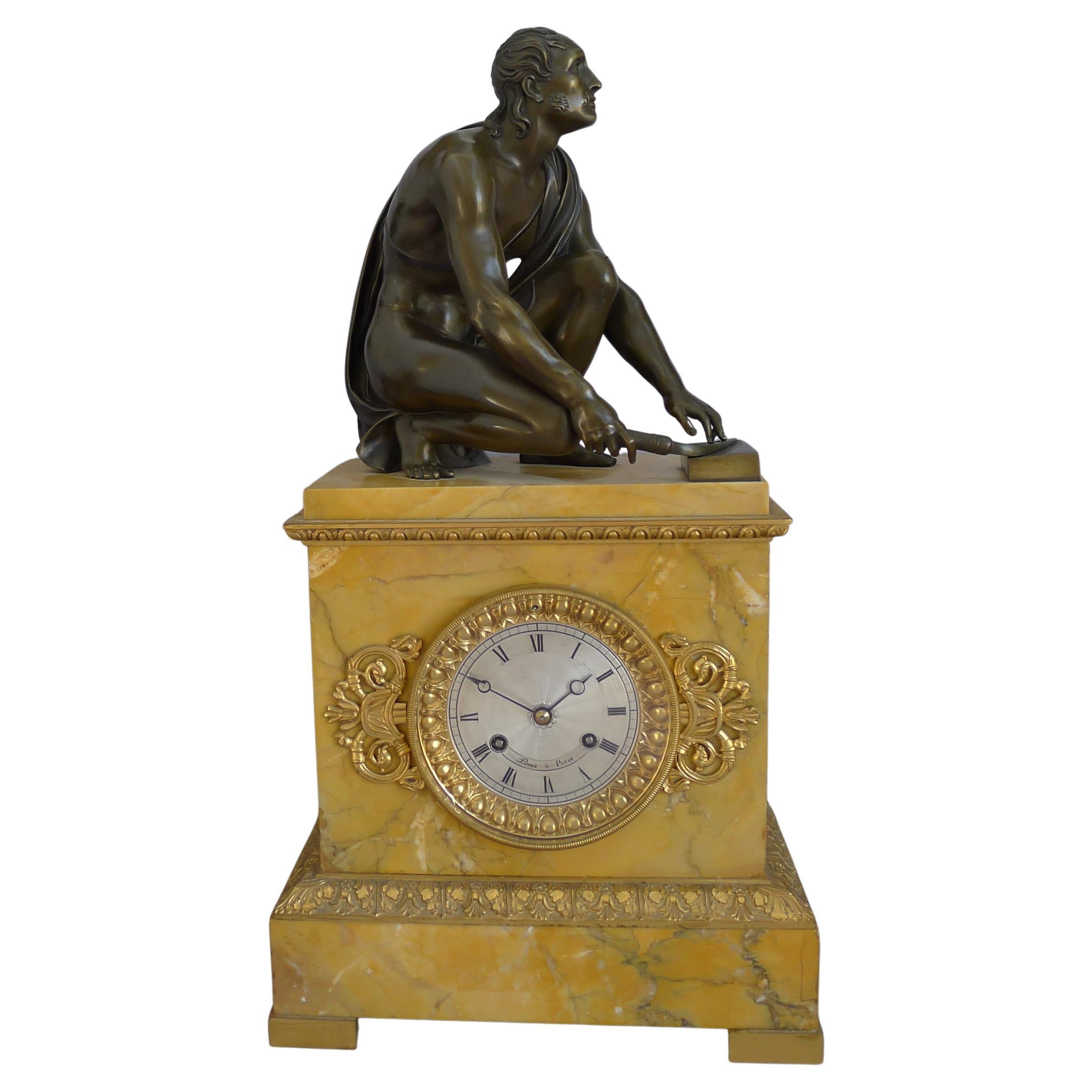Reloj Frenc de Mármol con Escultura Grand Tour de Bronce Patinado del Arrotino en venta