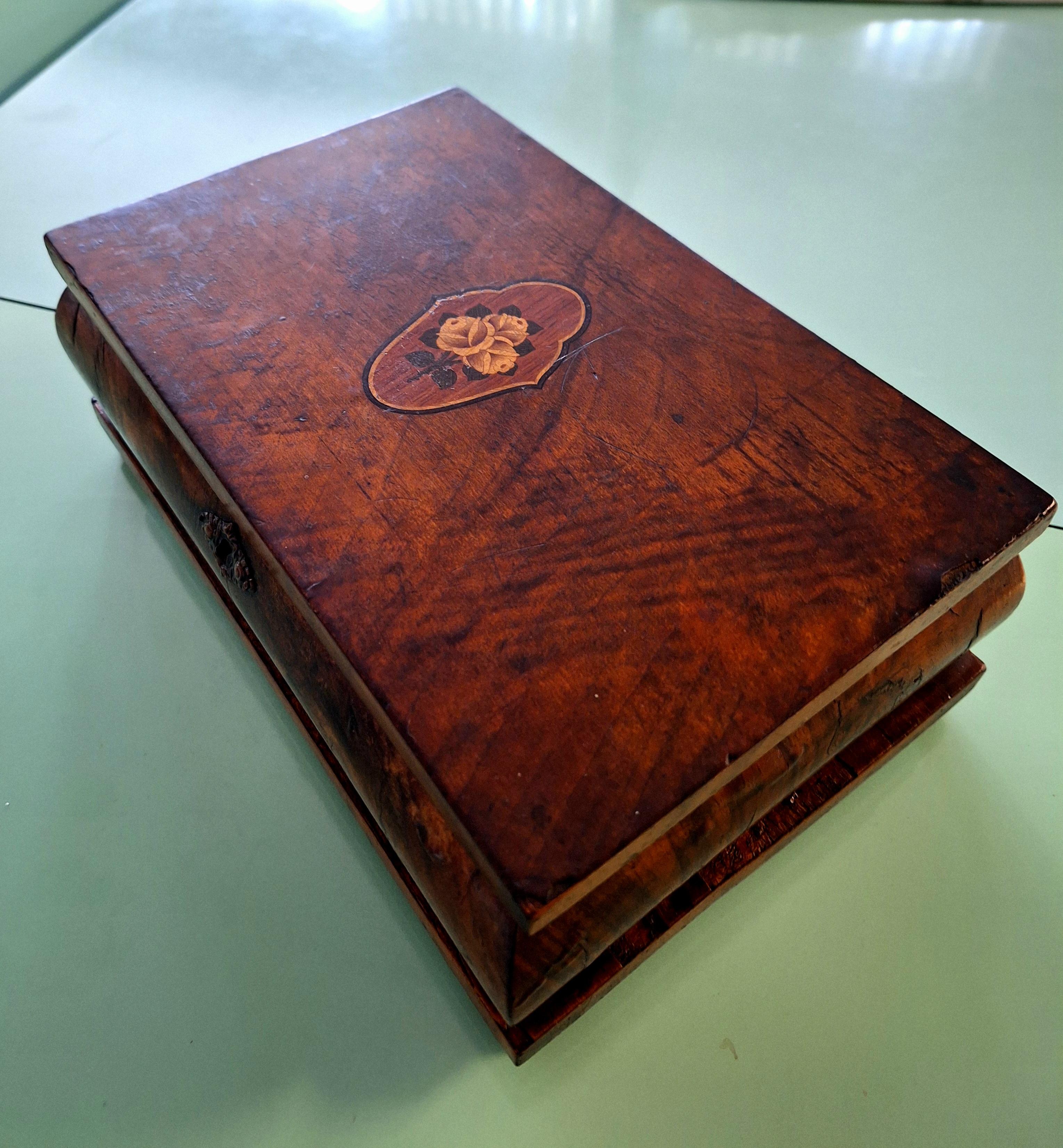  Frenche At Deco jewelry box  or cigar box .Walnut base and walnut veneer ,the top  have a inlade wood work.