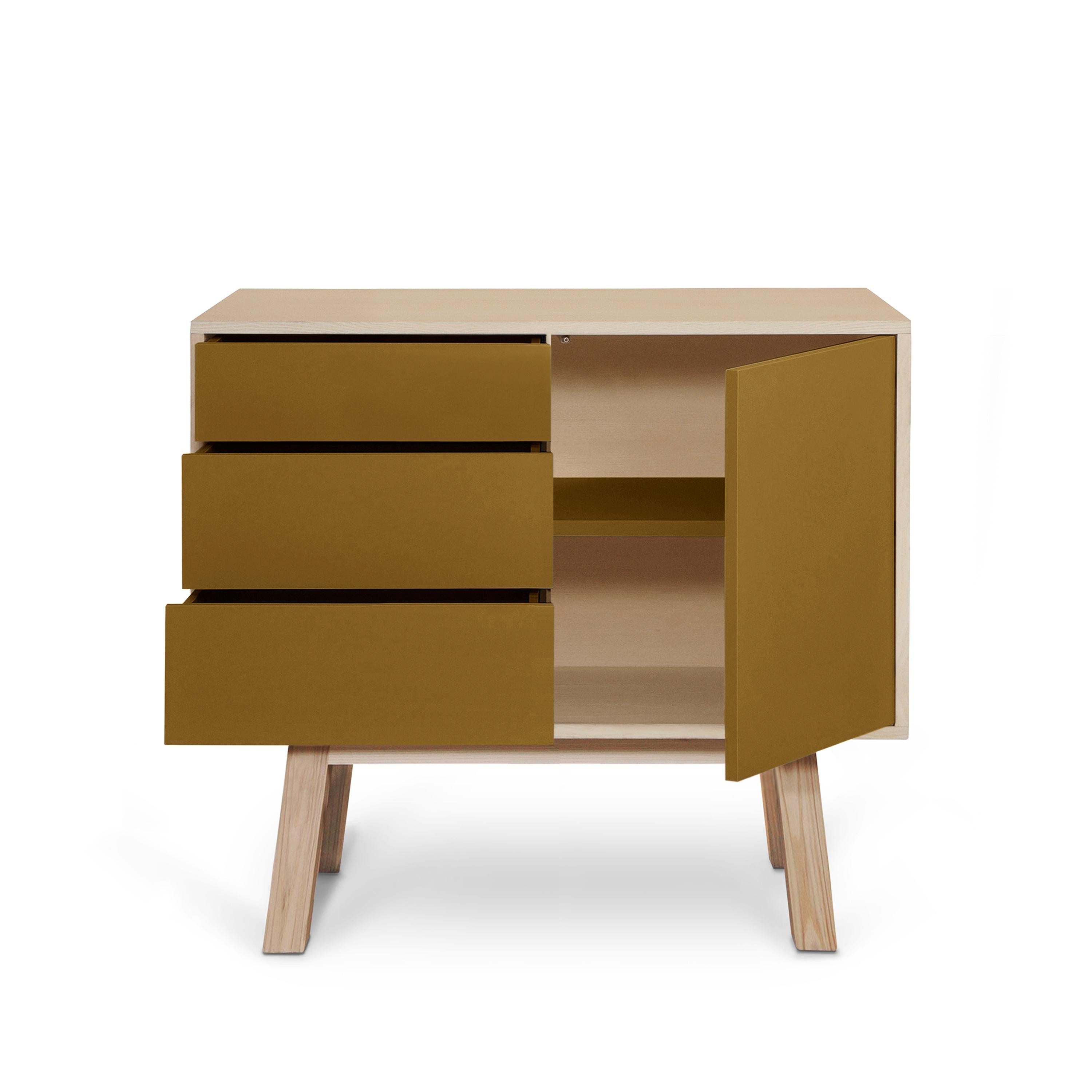 Questo mobile a 1 anta e 3 cassetti è stato progettato da Eric Gizard - Parigi.

È realizzato al 100% in Francia con legno massiccio di frassino, impiallacciatura e ante laccate in pannelli MDF. 

Ogni sportello e ogni cassetto si apre con una
