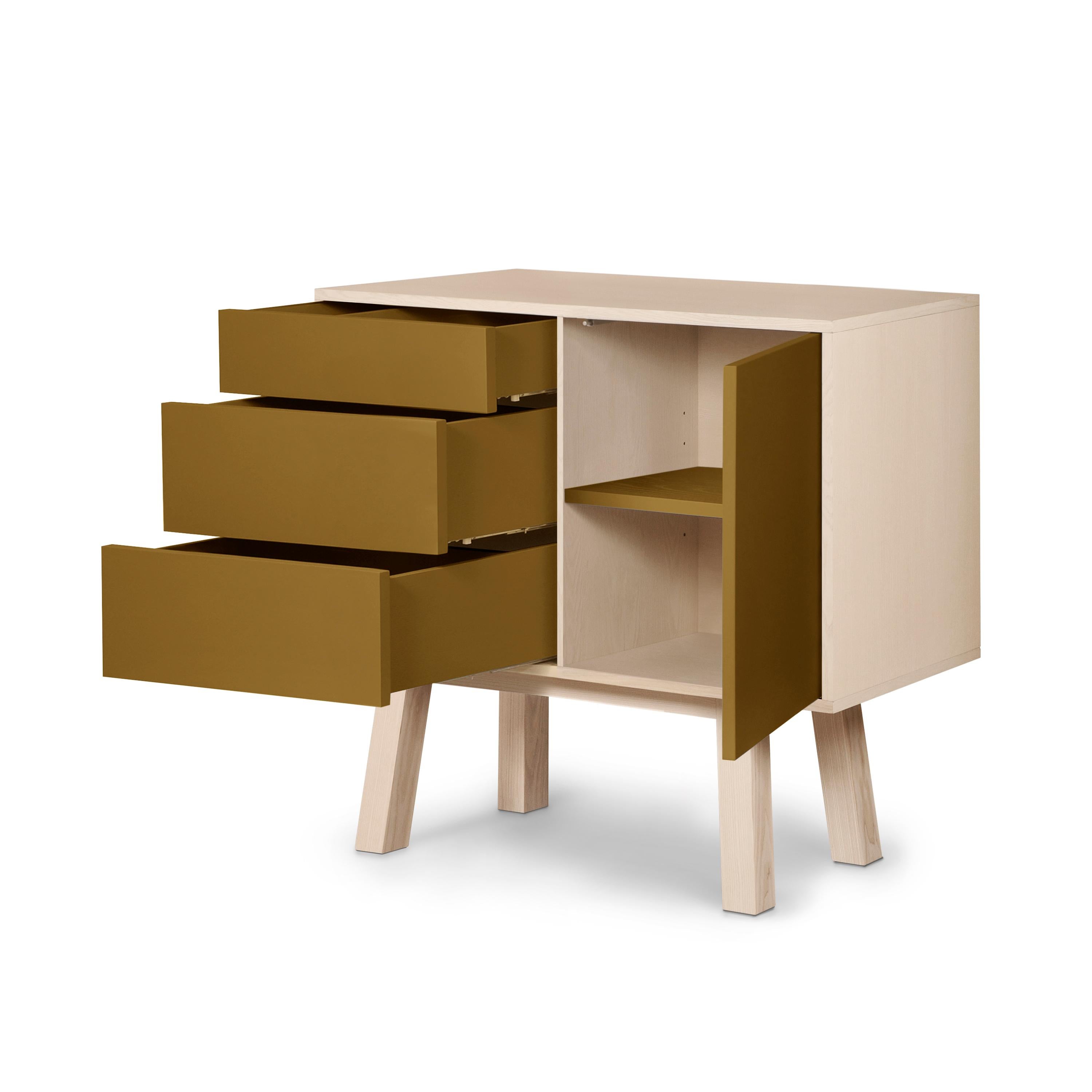 Scandinavo moderno Credenza francese a 1 porta e 3 cassetti in legno color foglia di tabacco di E. Gizard, Parigi in vendita