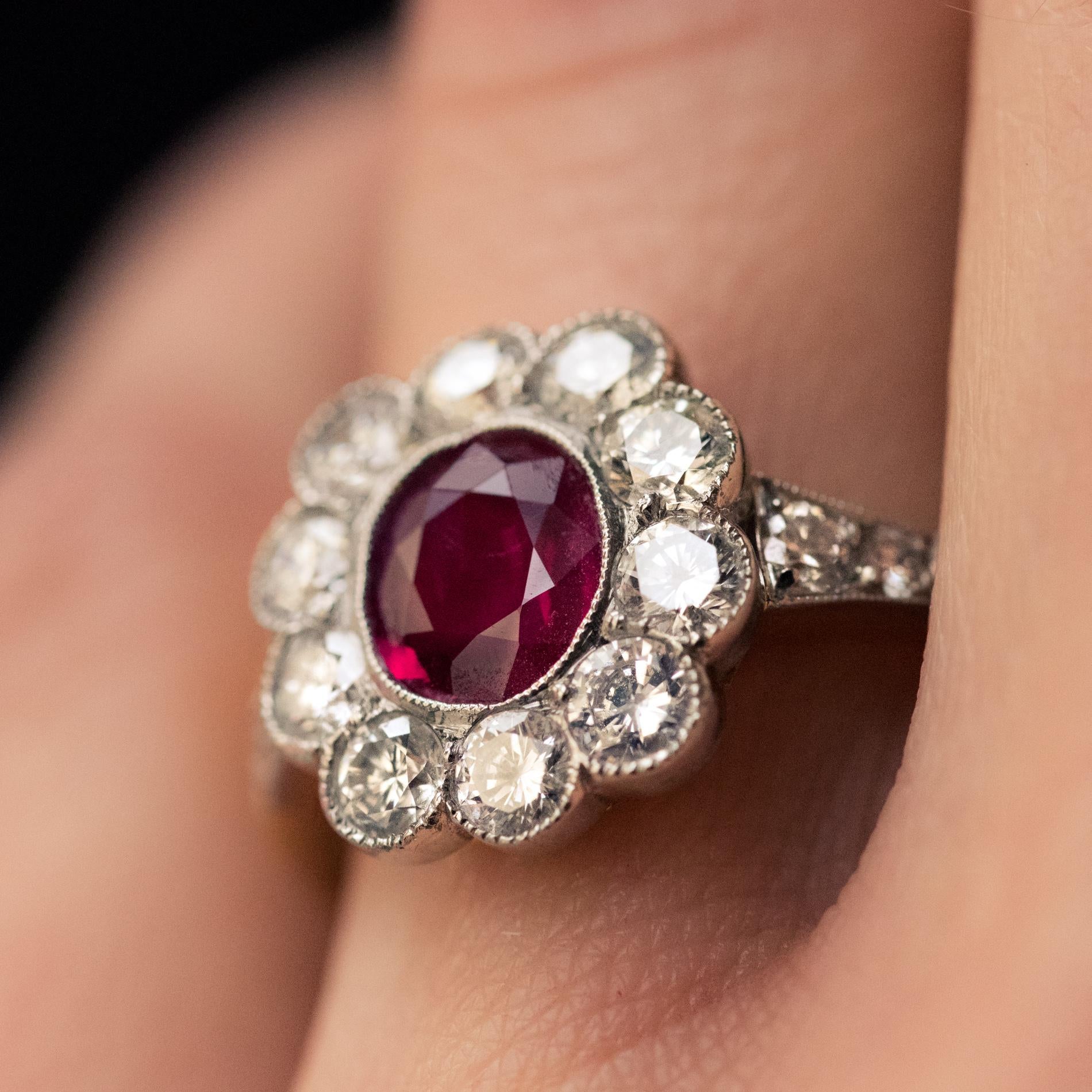 French 1.05 Carat Ruby Diamonds 18 Karat Yellow Gold Platinum Cluster Ring In New Condition In Poitiers, FR