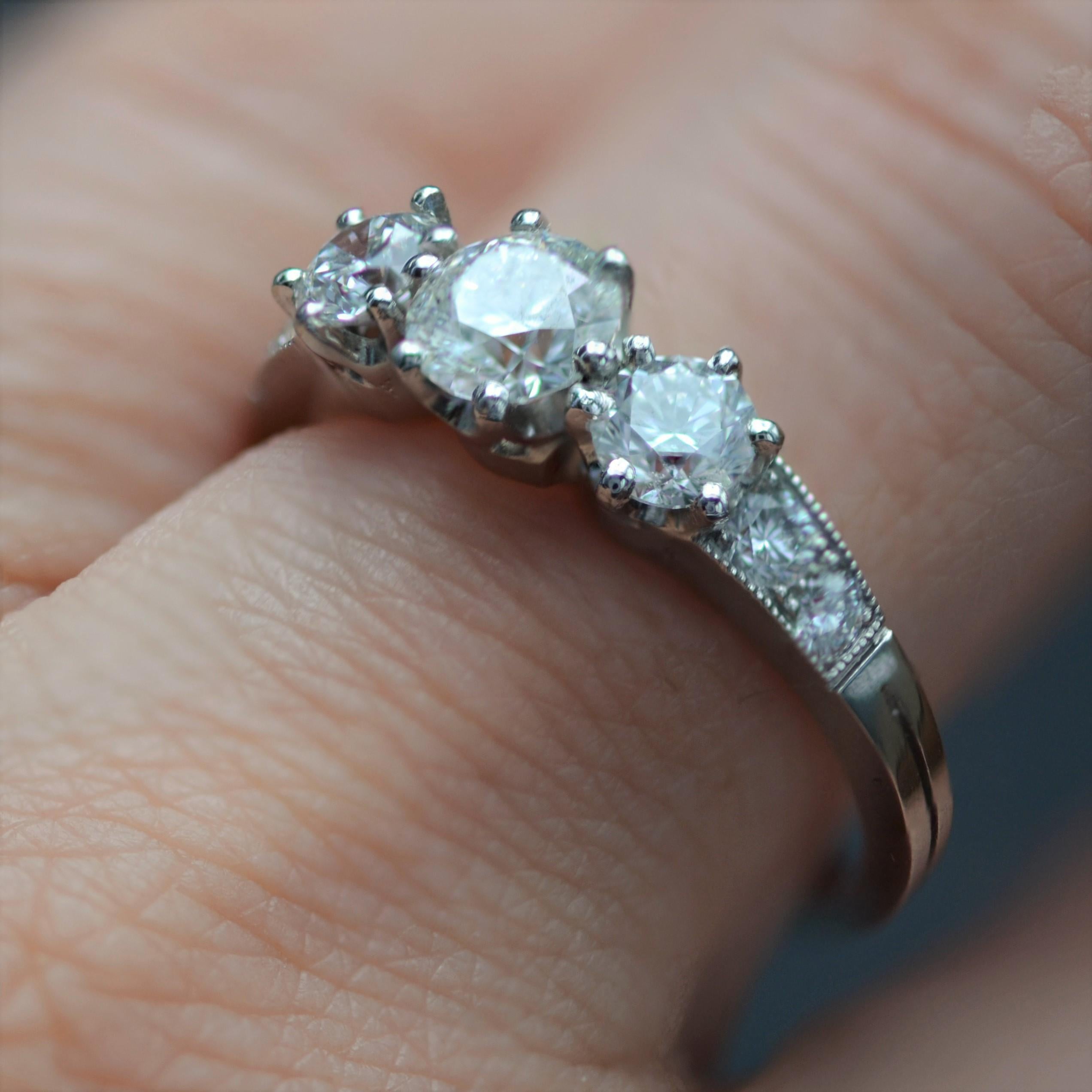 Anello francese in platino a tre pietre con taglio brillante da 1,27 carati in vendita 4