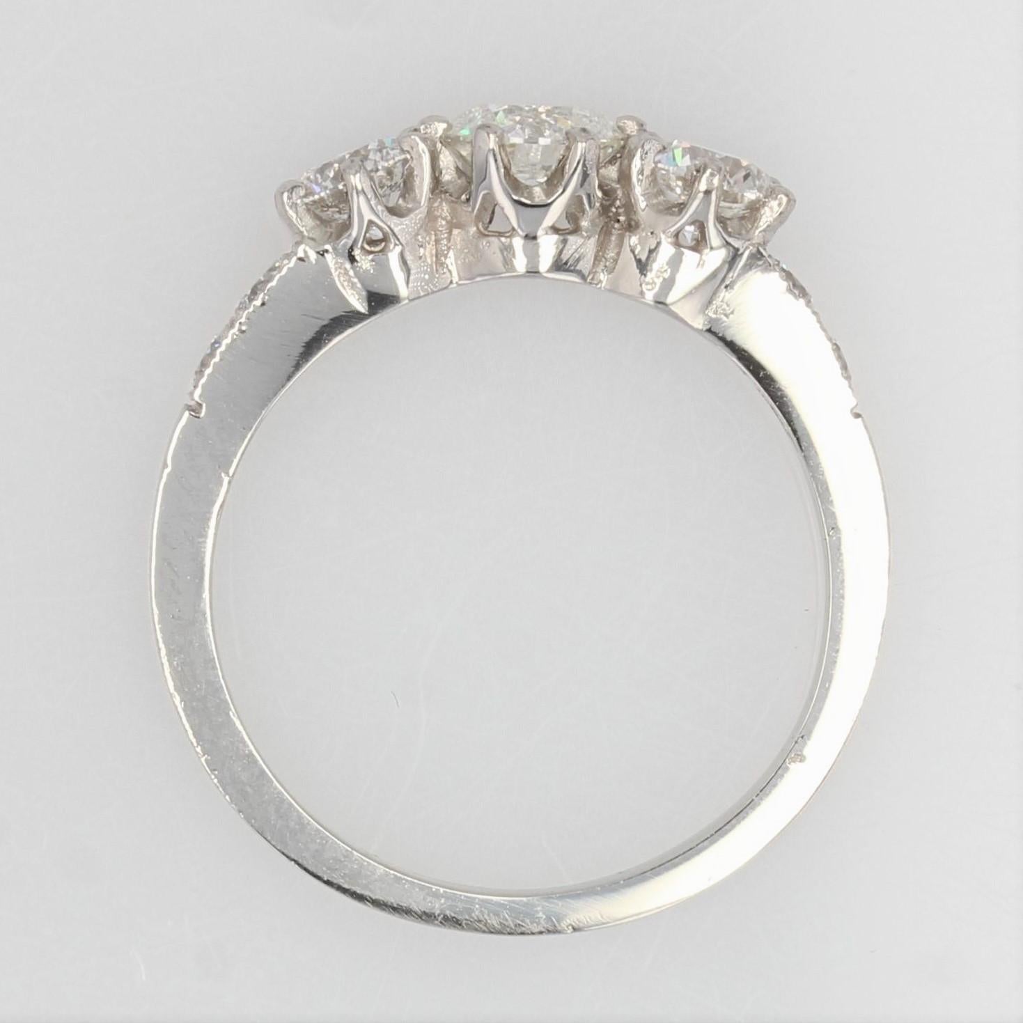 French 1.27 Carat Brillant Cut Three Stone Platinum Ring For Sale 3