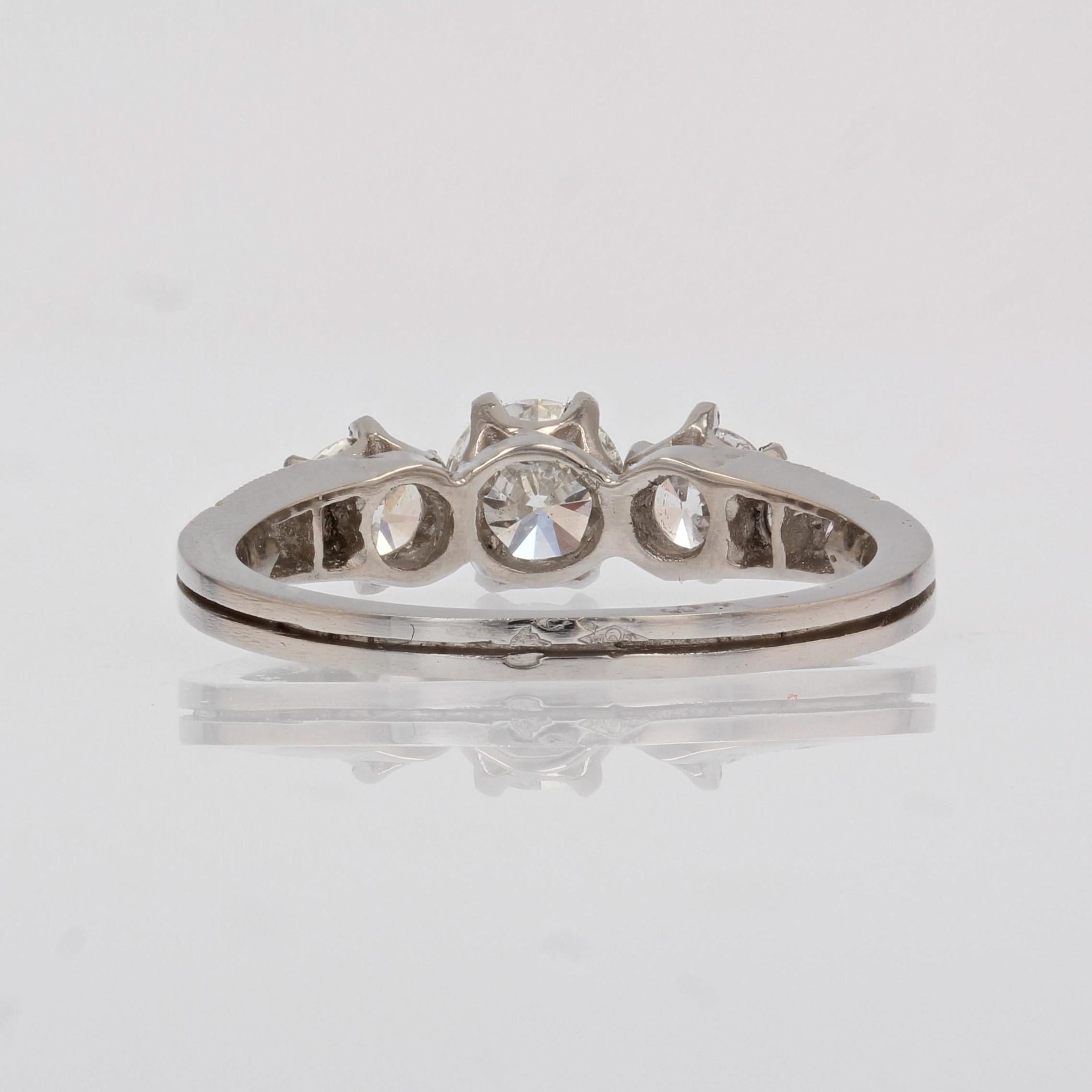 Anello francese in platino a tre pietre con taglio brillante da 1,27 carati in vendita 7