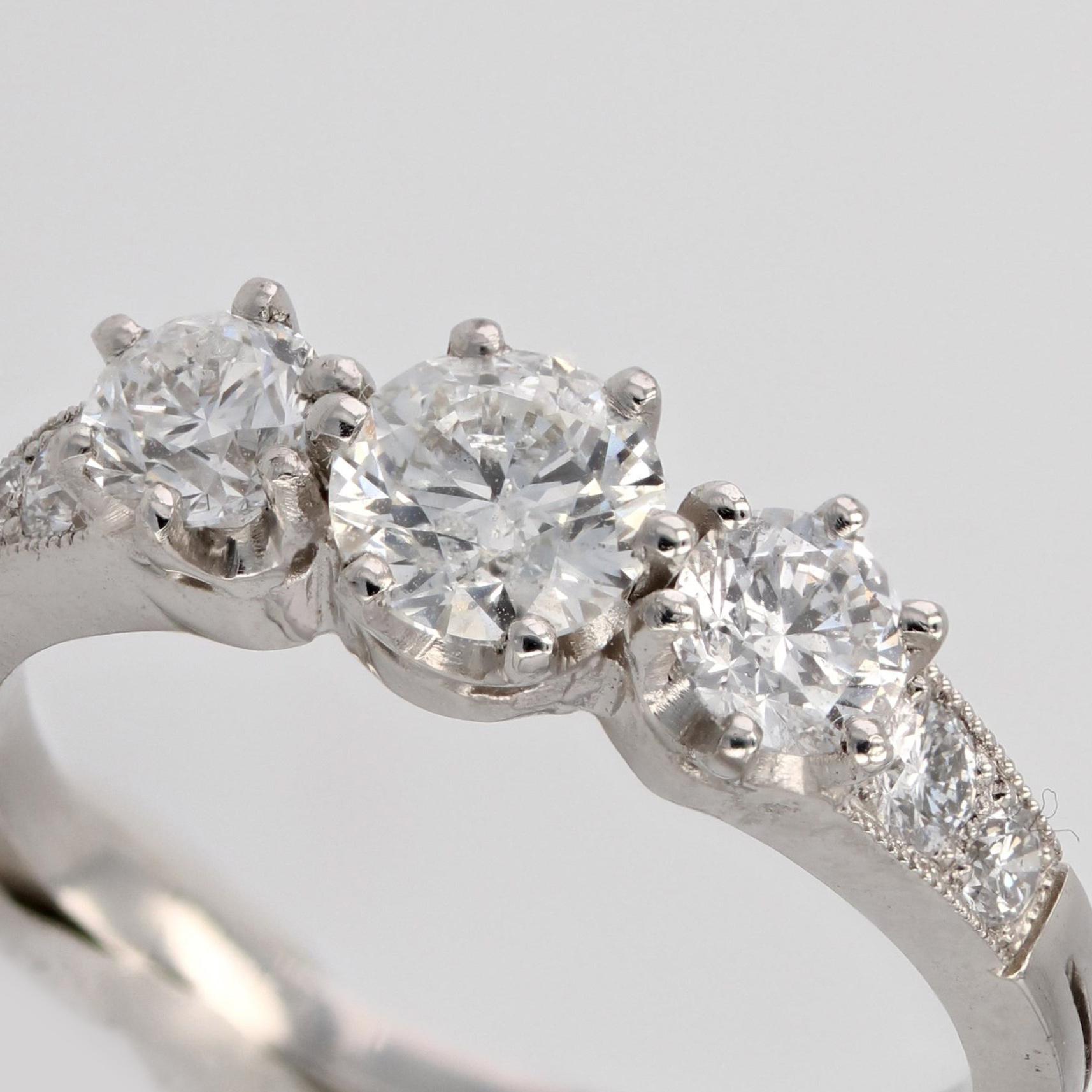 Anello francese in platino a tre pietre con taglio brillante da 1,27 carati in vendita 2