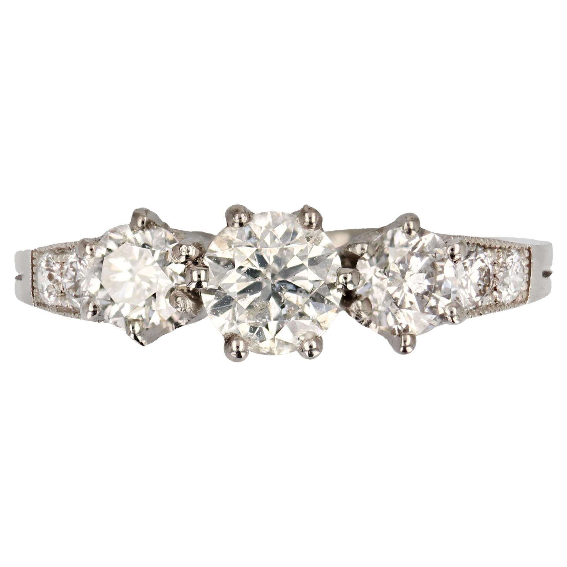 Anillo francés de platino con tres piedras y talla brillante de 1,27 quilates
