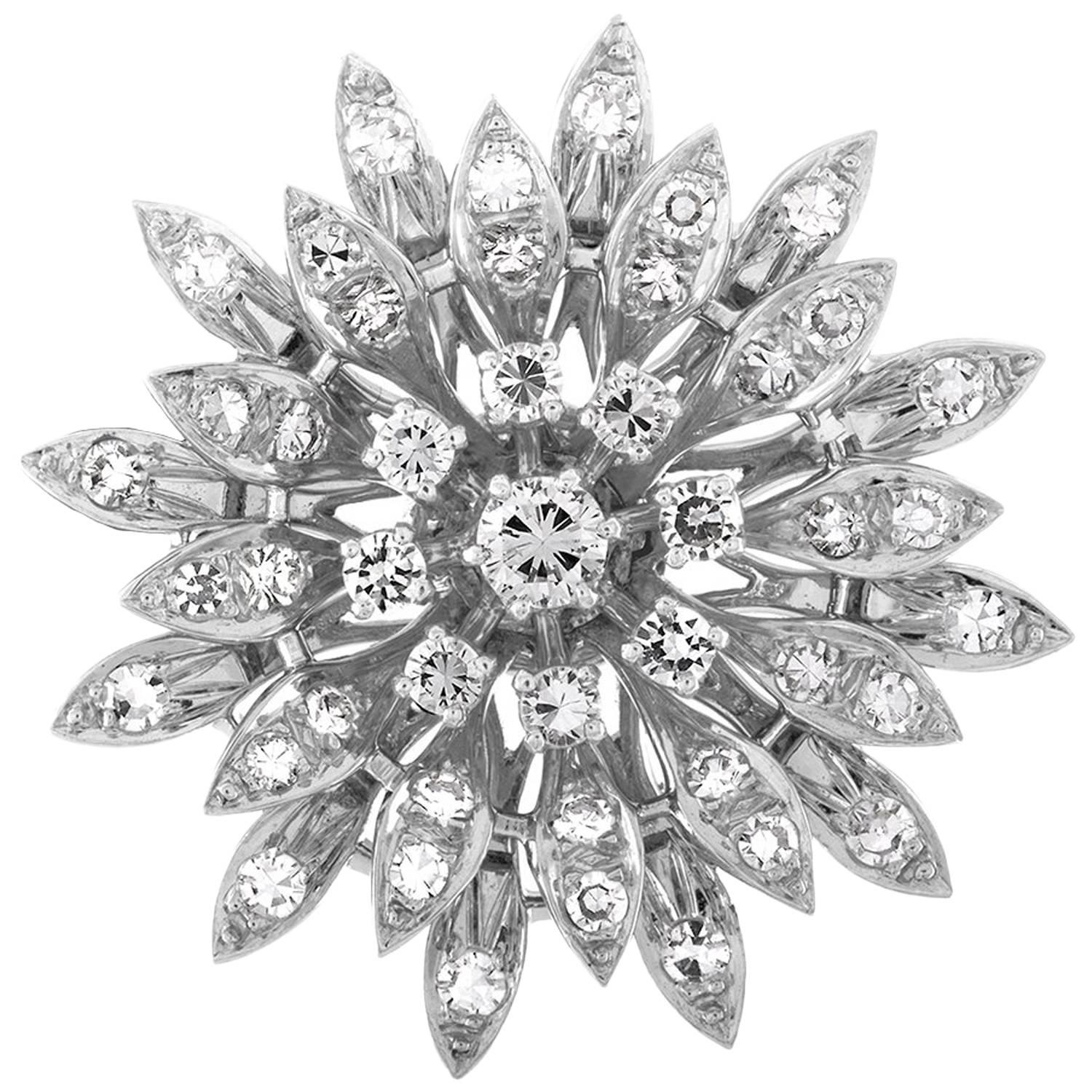 Spilla francese a fiore in oro con diamante da 1,50 carati