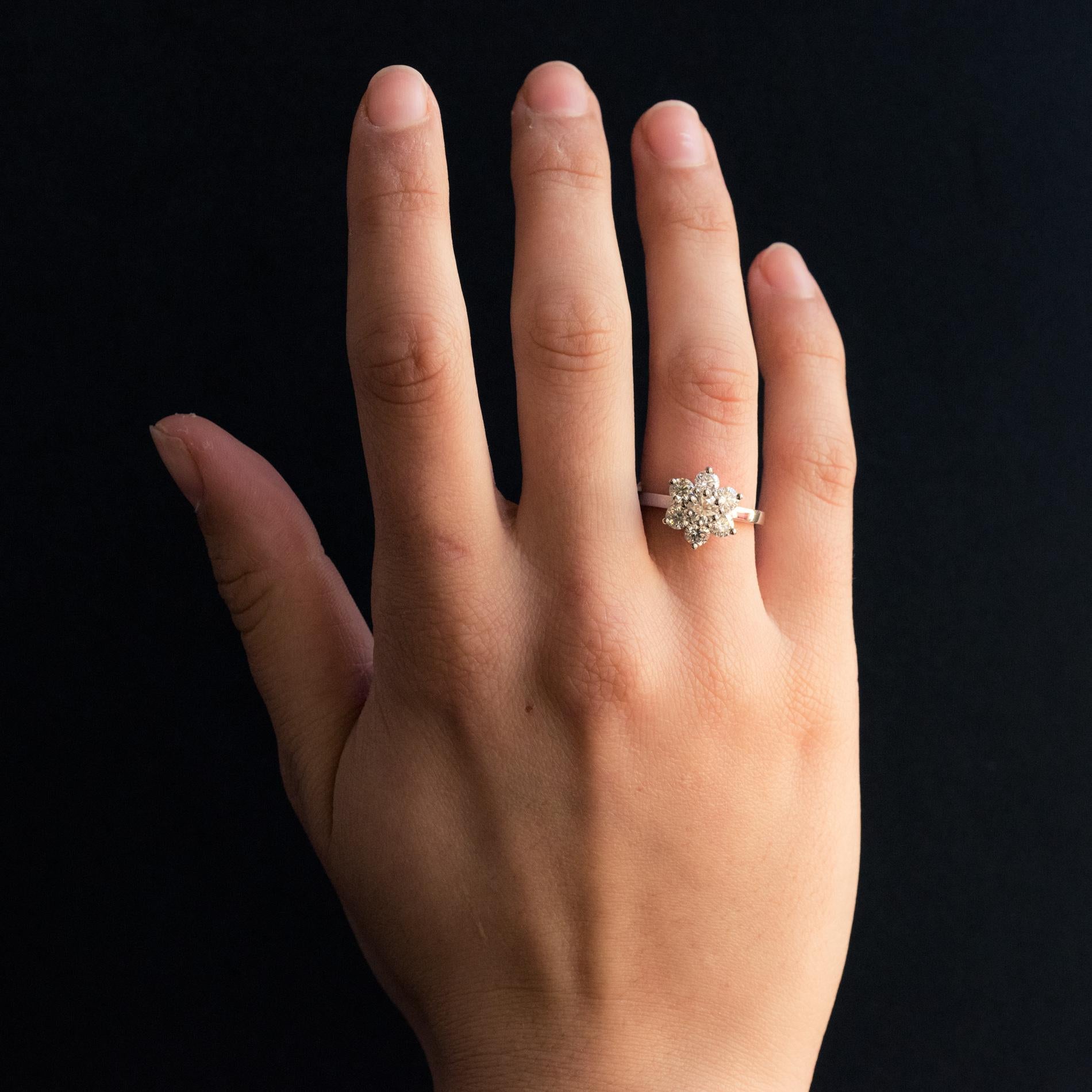 Ring in platinum, dog's head hallmark.
Lovely diamond ring, it forms a flower whose heart and petals are claws set of modern brilliant-cut diamonds.
Total weight of diamonds: approximately 1.53 carat.
Height: 12.5 mm, width: 11.1 mm, thickness: 7.1