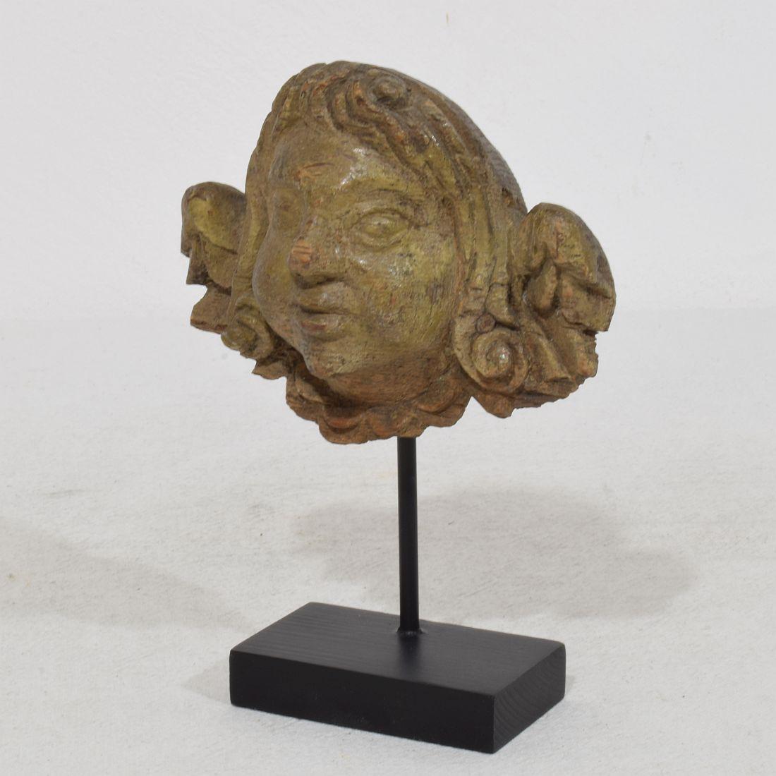 Bellissimo ornamento rinascimentale con testa d'angelo alata in legno di quercia, danneggiato dalle intemperie. 
Francia, 16/17° secolo. Intemperie

Le misure includono il piedistallo in legno.