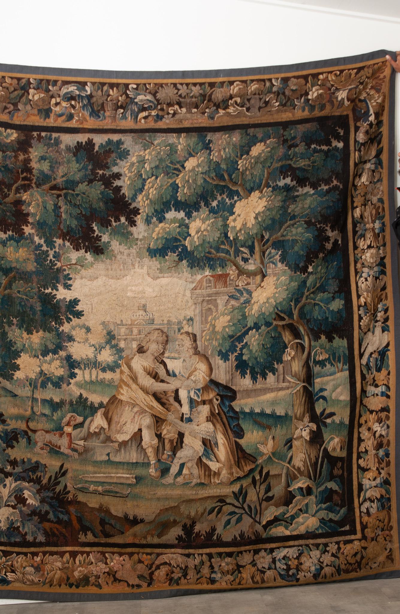 Ein Aubusson-Wandteppich aus dem 16. Jahrhundert oder früher ist lebendig und in einem wunderbaren antiken Zustand. Die ursprüngliche Bordüre ist vollständig erhalten und mit Blumen, Laub und Vögeln gestaltet. Wandteppiche wurden erstmals im