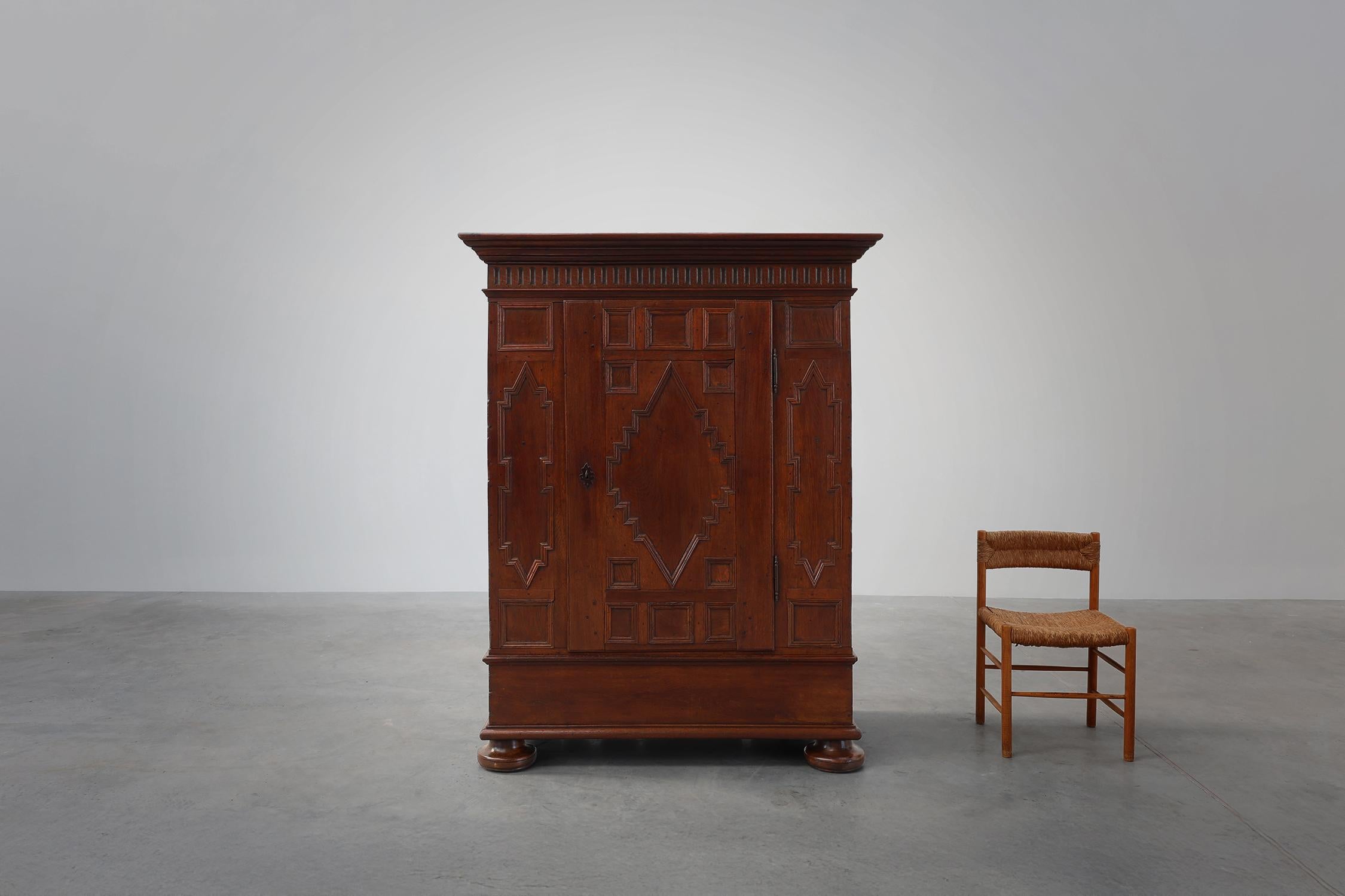 Armario francés del siglo XVI Roble antiguo tallado a mano en venta 3