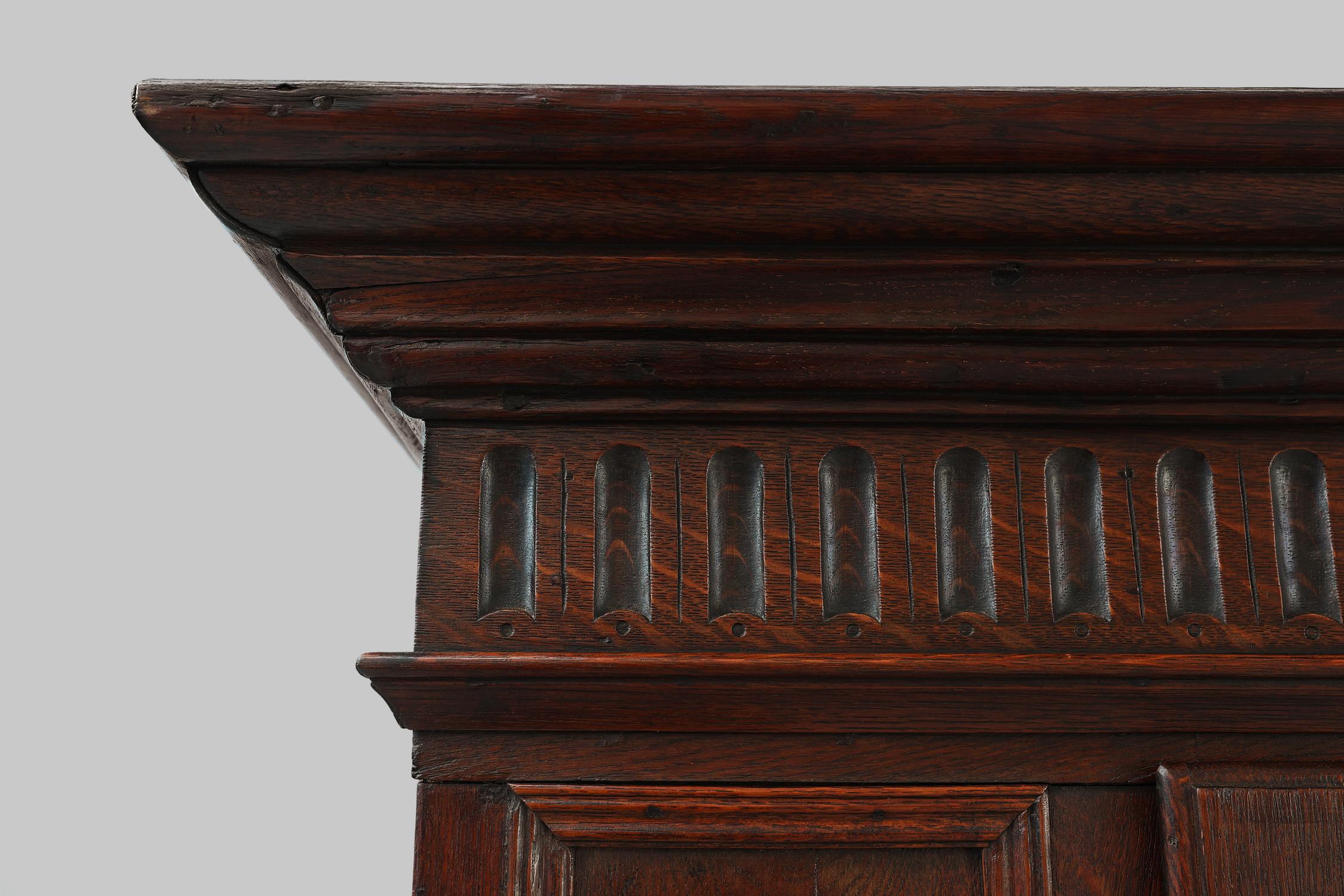Armario francés del siglo XVI Roble antiguo tallado a mano en venta 6