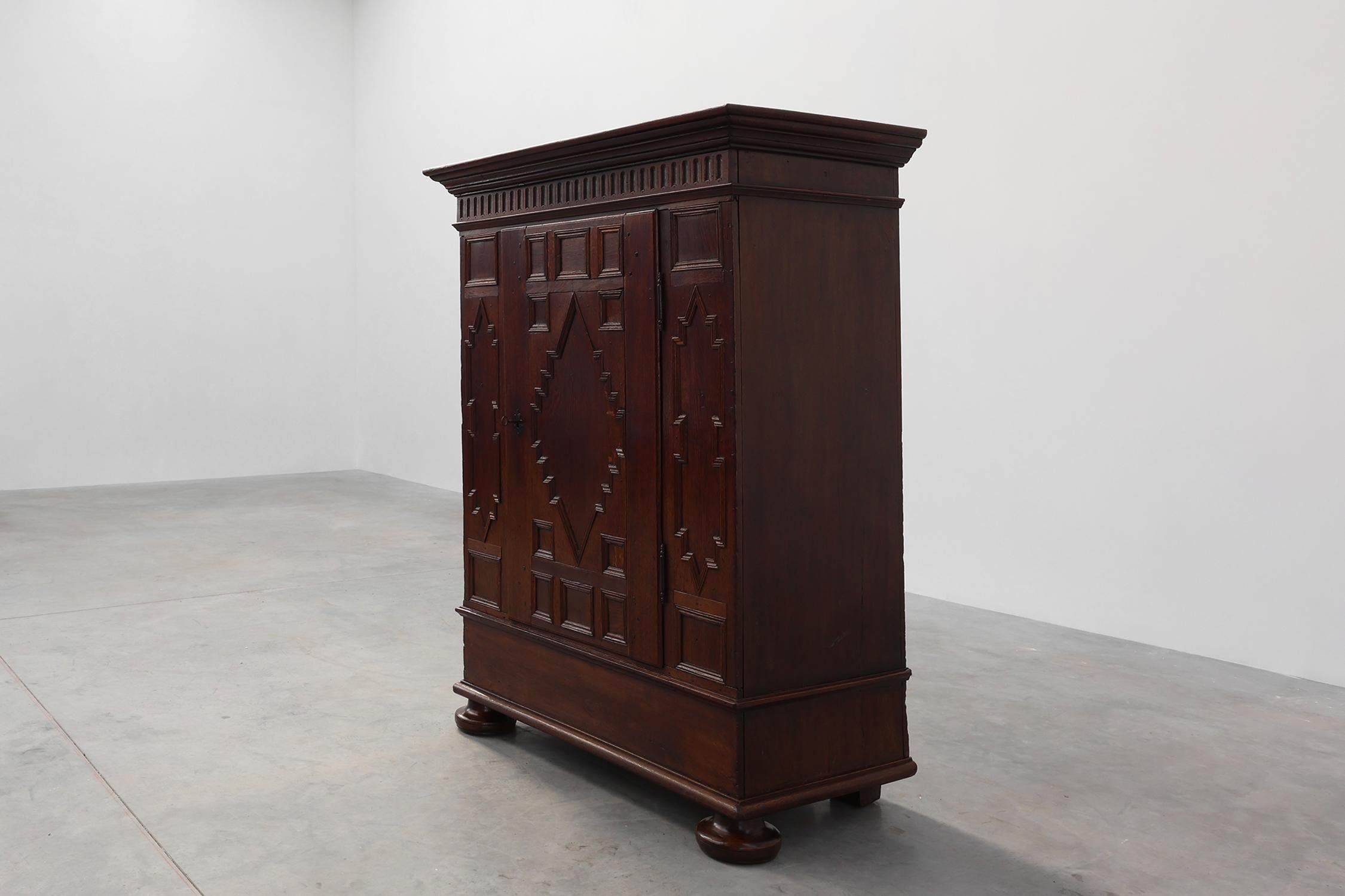 Armario francés del siglo XVI Roble antiguo tallado a mano en venta 7