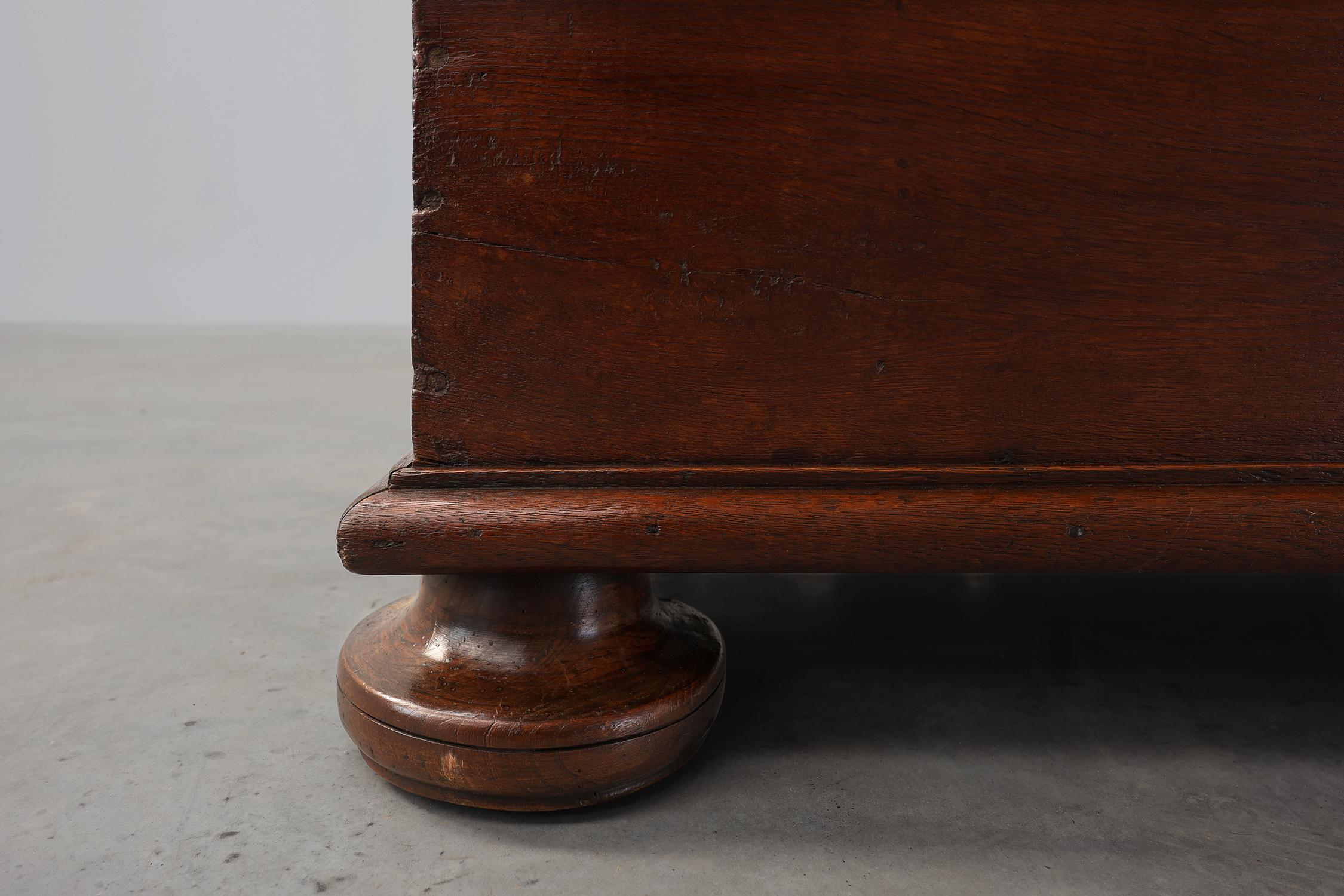 Armario francés del siglo XVI Roble antiguo tallado a mano en venta 9