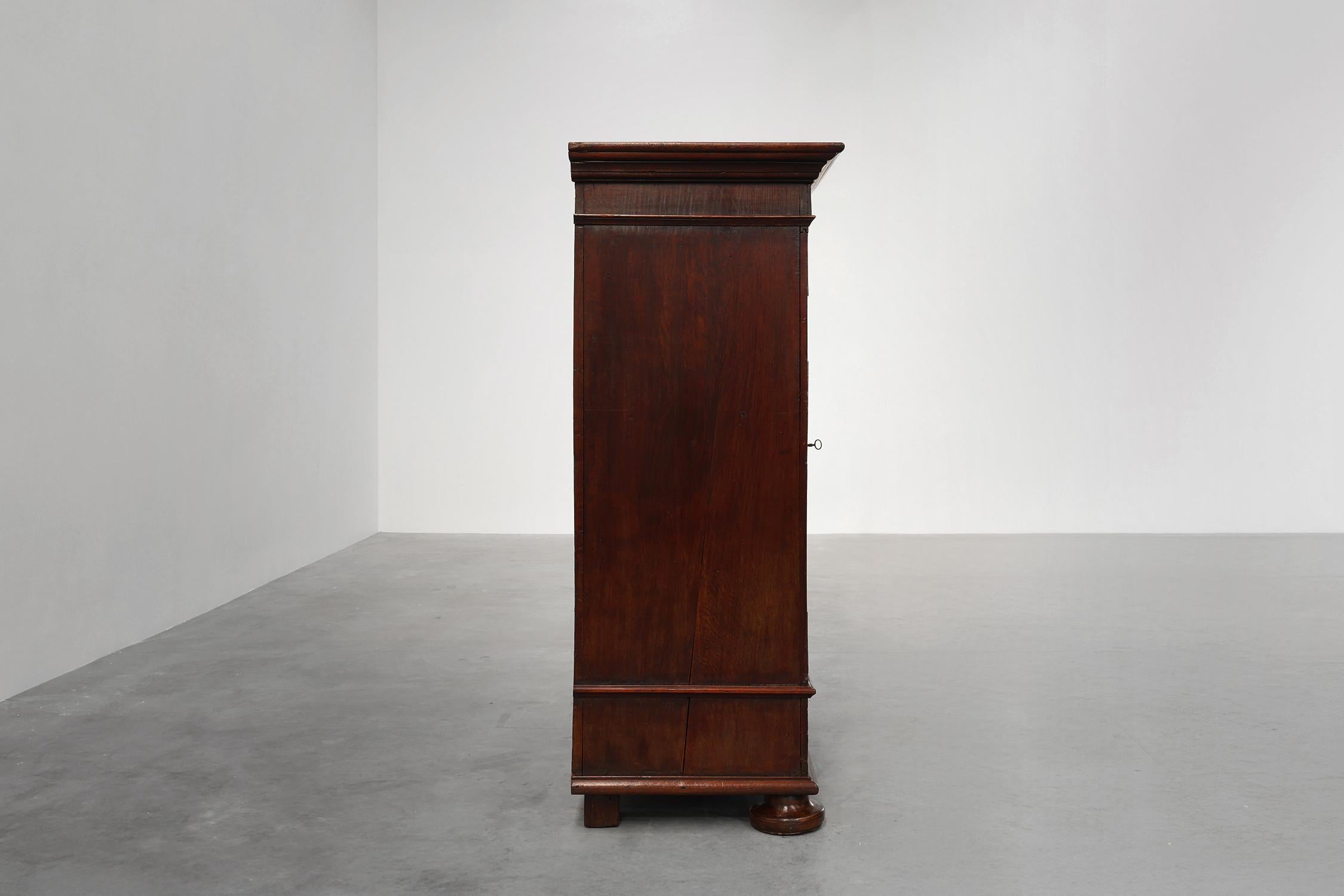 Armario francés del siglo XVI Roble antiguo tallado a mano en venta 11