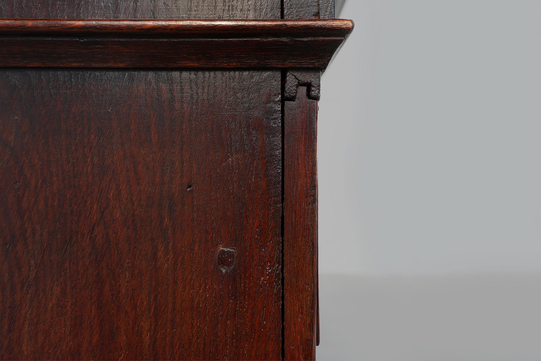 Armario francés del siglo XVI Roble antiguo tallado a mano en venta 12