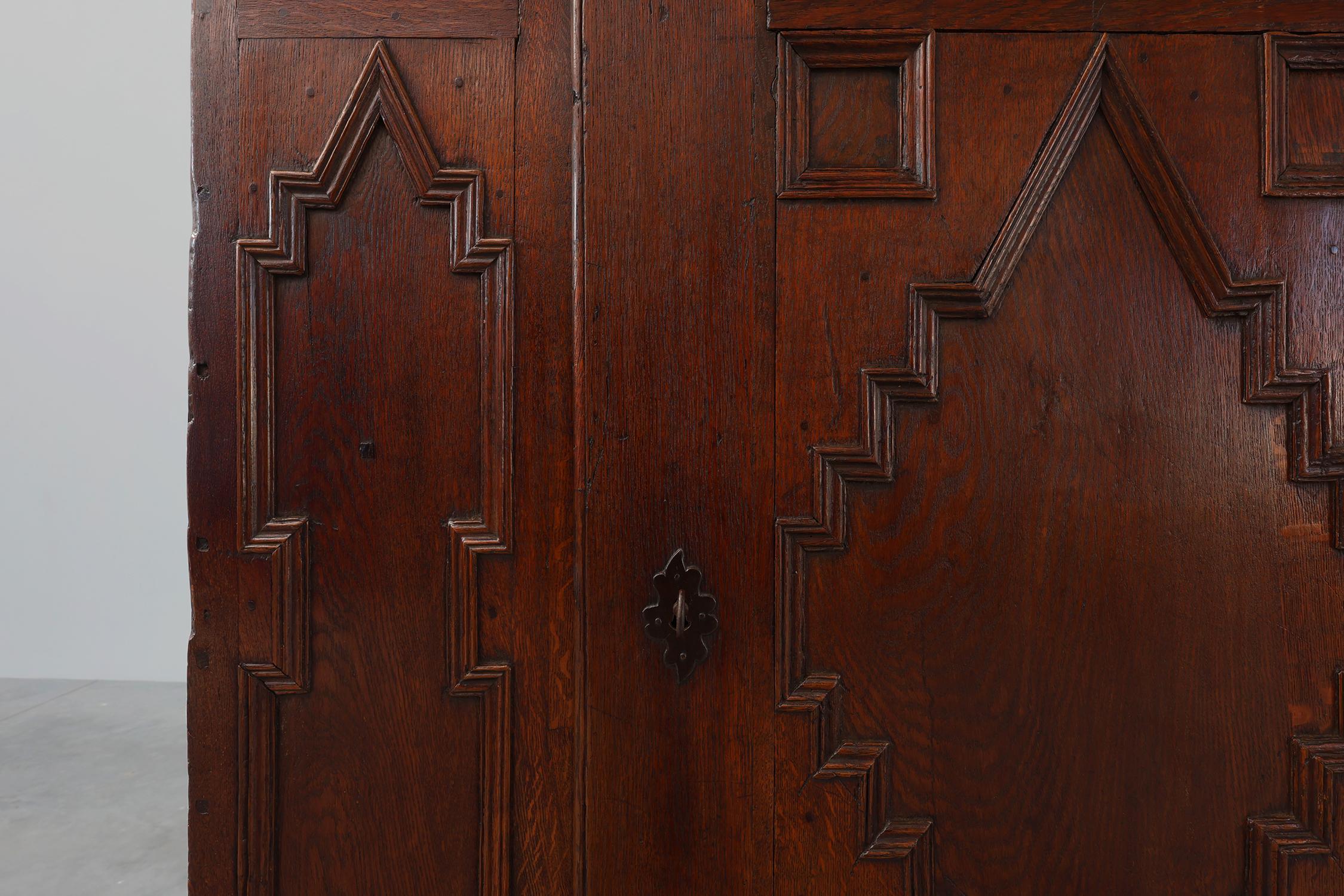 Francia / siglo XVI / armario / roble / Antiguo / Rústico

Armario de madera de una puerta en roble con bonitas tallas gráficas. Este armario tiene un sistema de colgado plegable y descansa sobre cuatro robustas patas. Hecho y tallado a mano en el