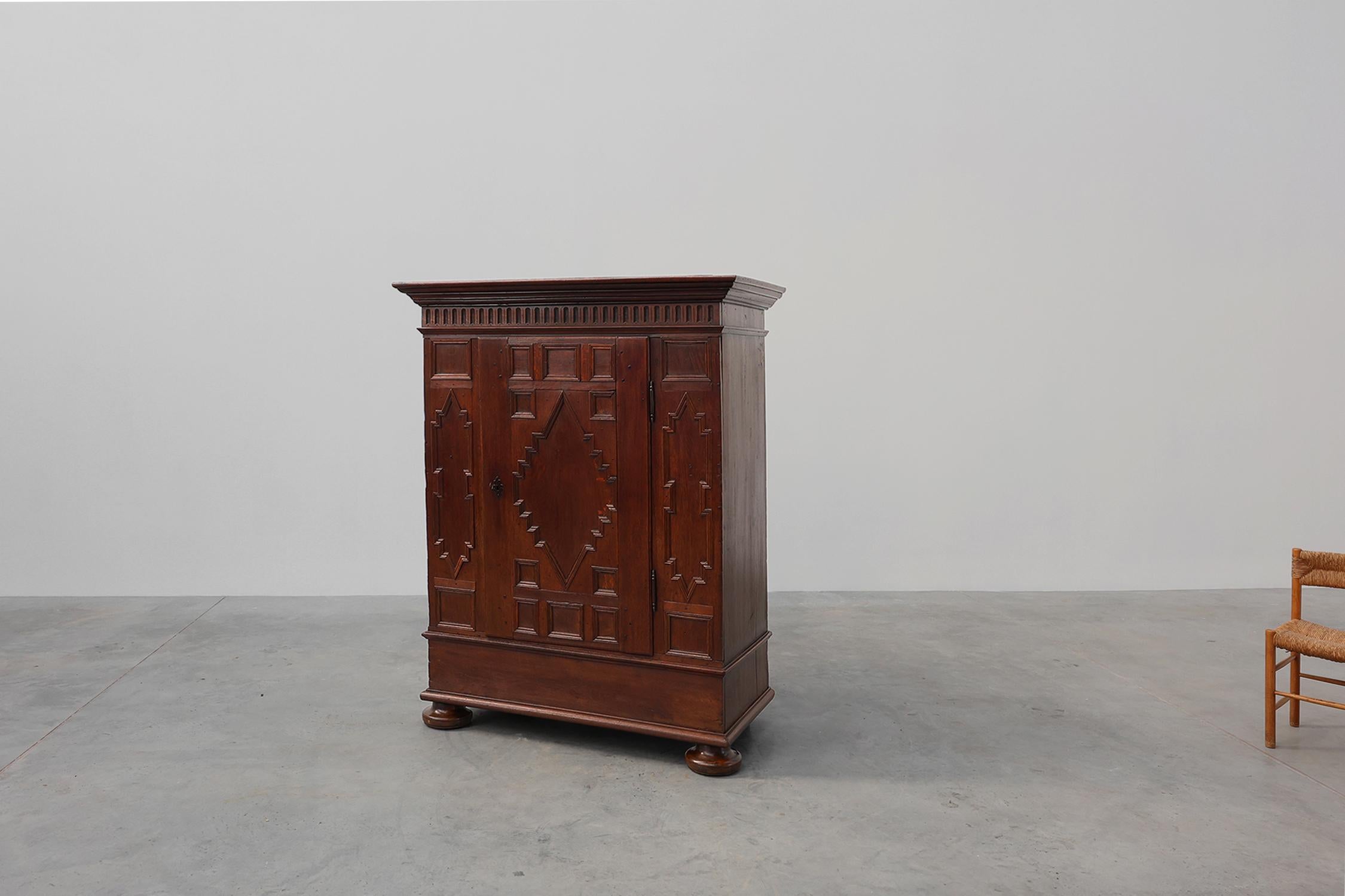 Armario francés del siglo XVI Roble antiguo tallado a mano en venta 13