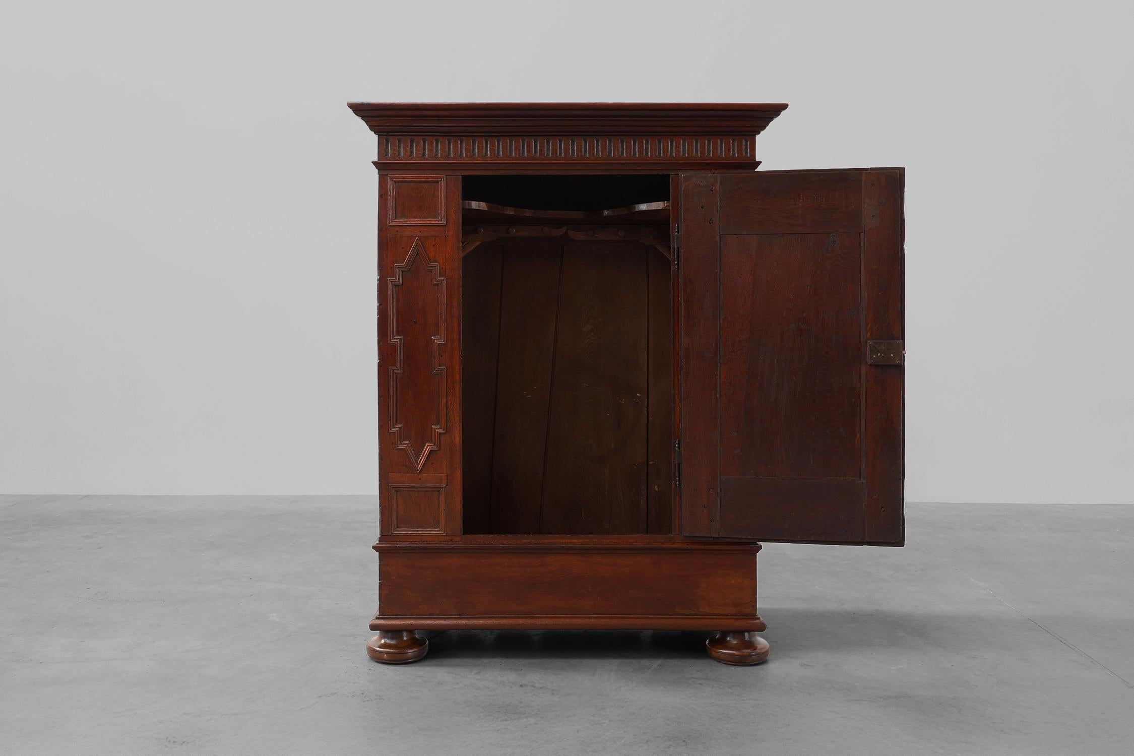 Armario francés del siglo XVI Roble antiguo tallado a mano Francés en venta