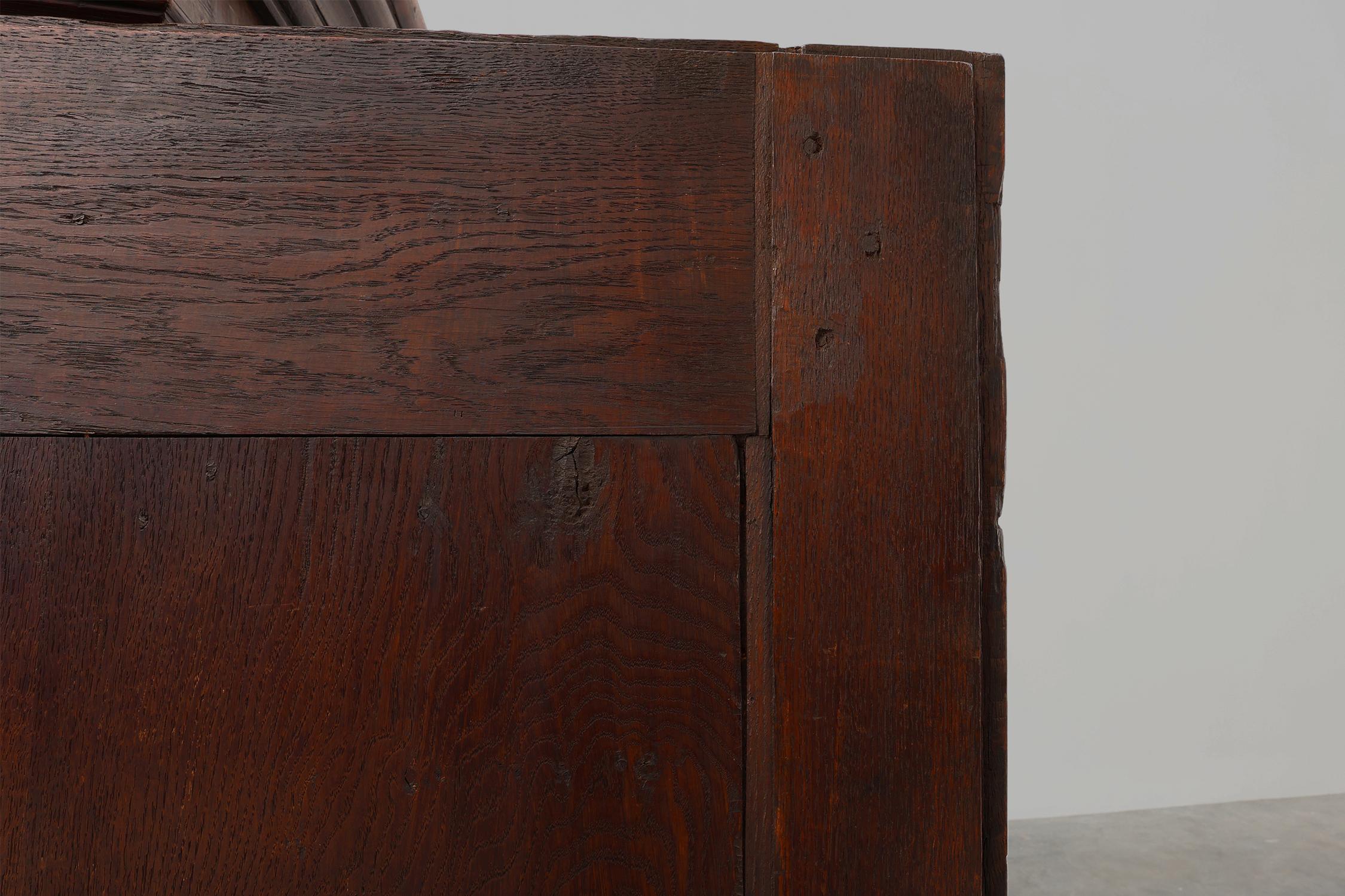 Armario francés del siglo XVI Roble antiguo tallado a mano en venta 1